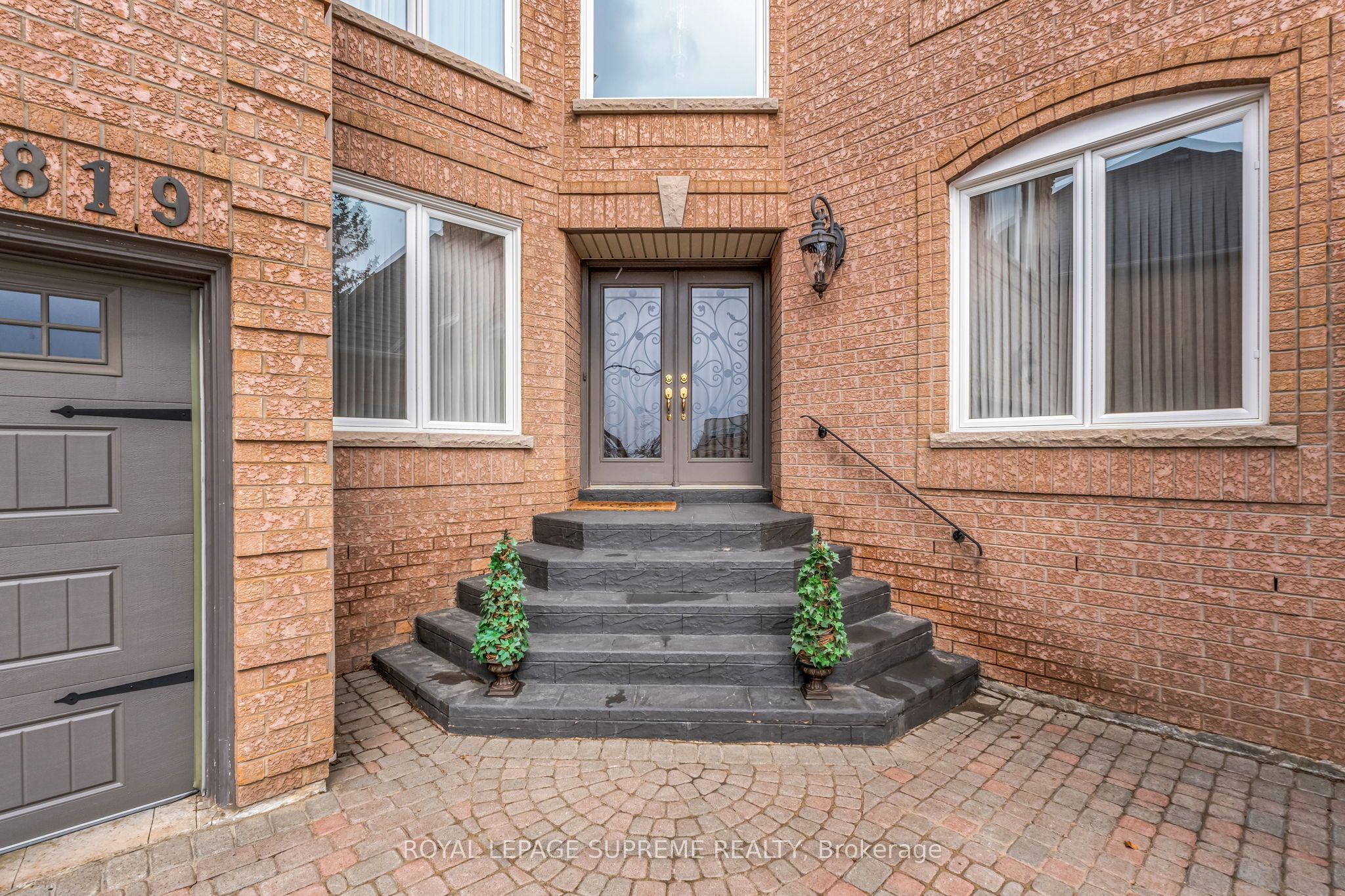 2819 Duncairn Drive, Mississauga, ON L5M 5C6 photo 2