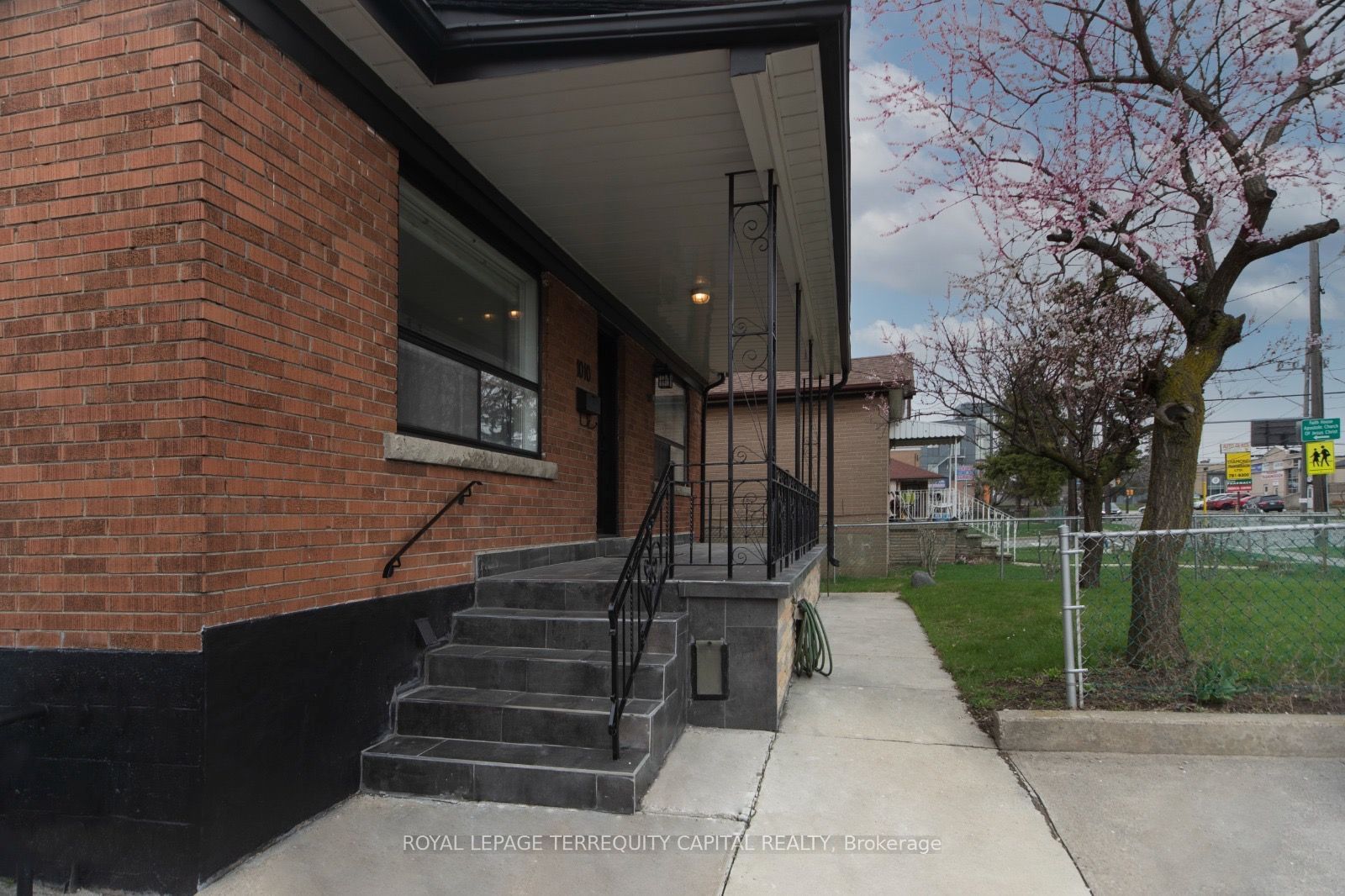1010 Caledonia Road Upper, Toronto, ON M6B 3Z1 photo 2