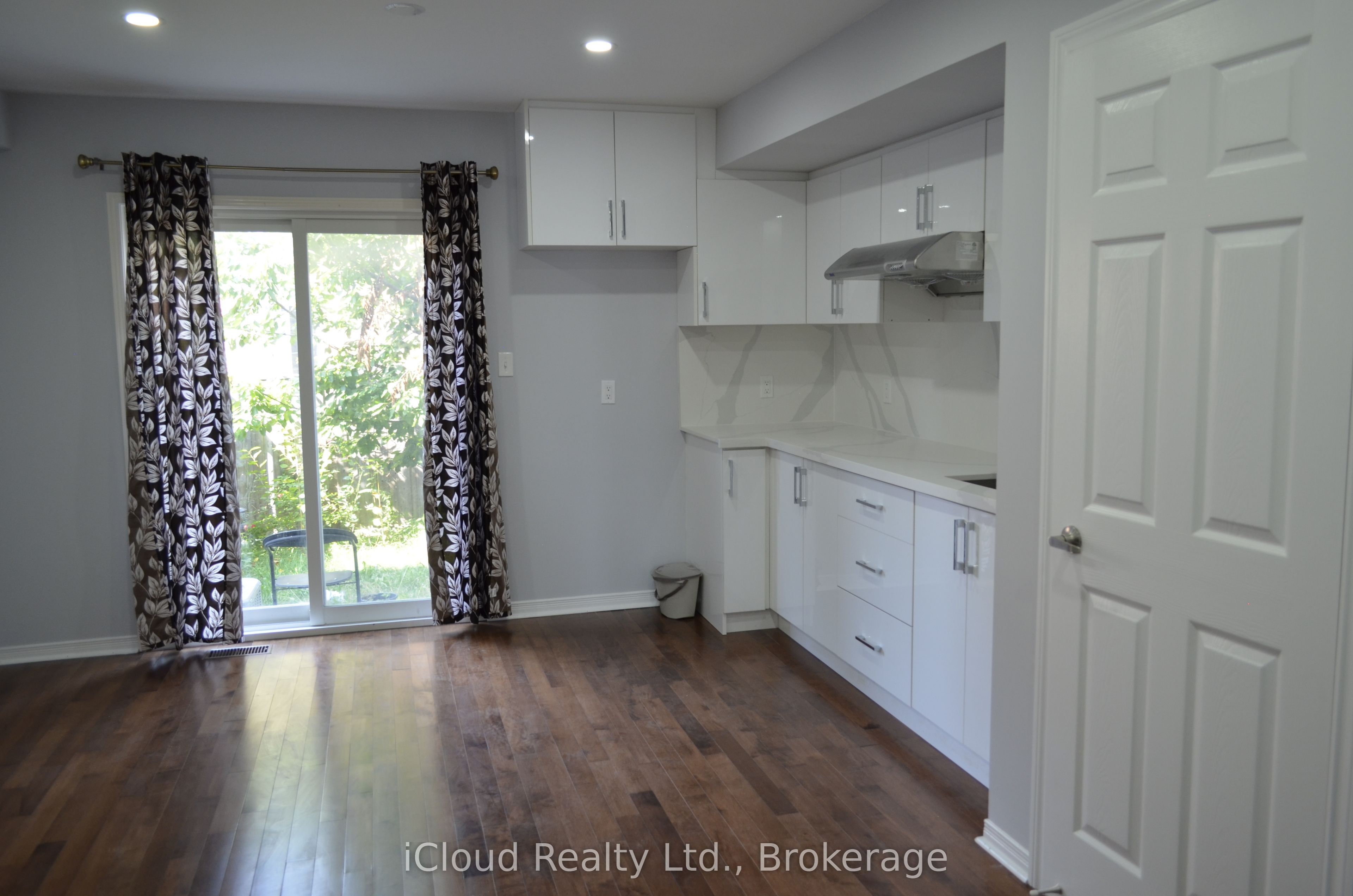 319 Aspendale Crescent Studio, Mississauga, ON L5W 0E7 photo 2