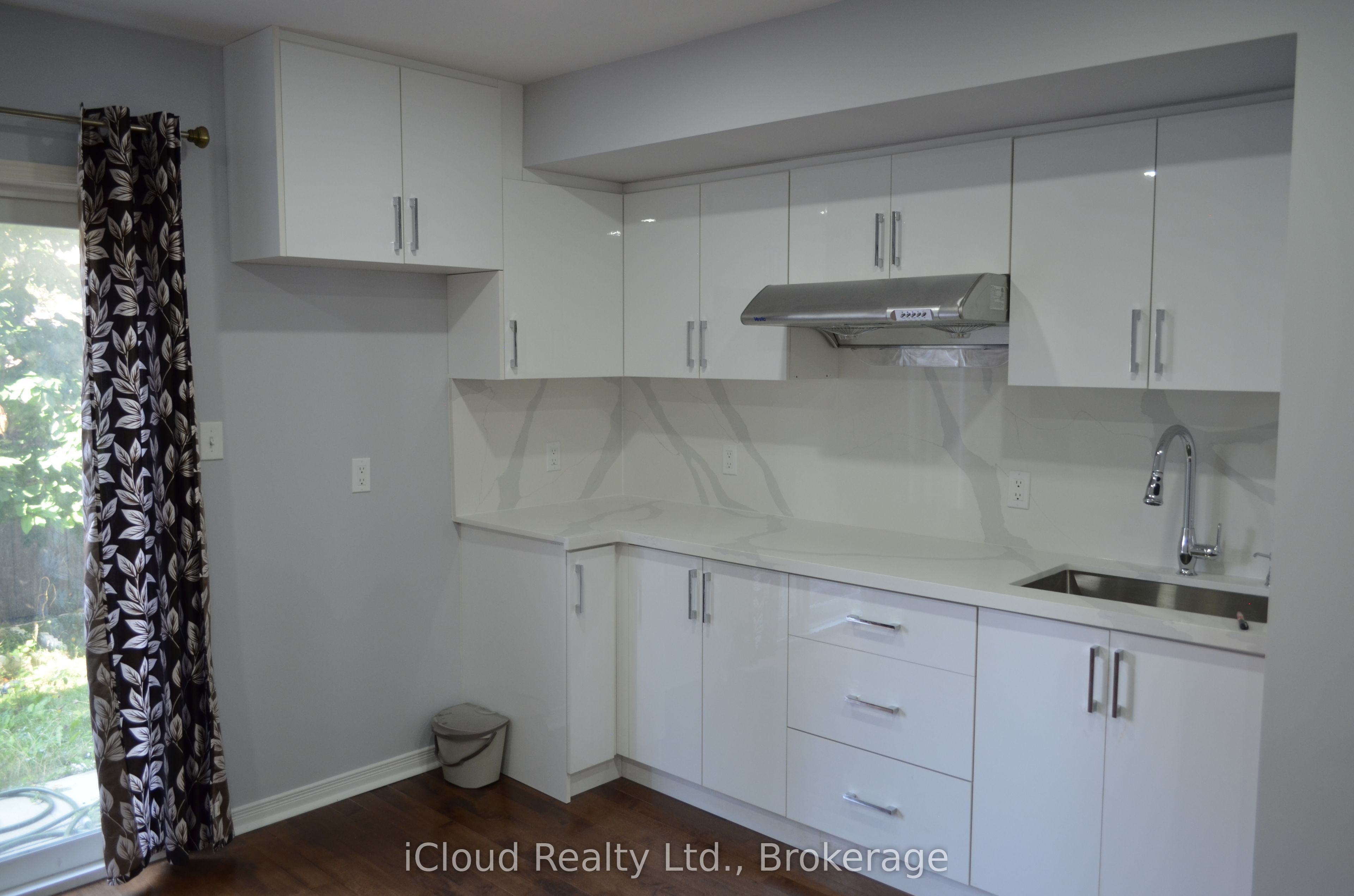 319 Aspendale Crescent Studio, Mississauga, ON L5W 0E7 photo 3