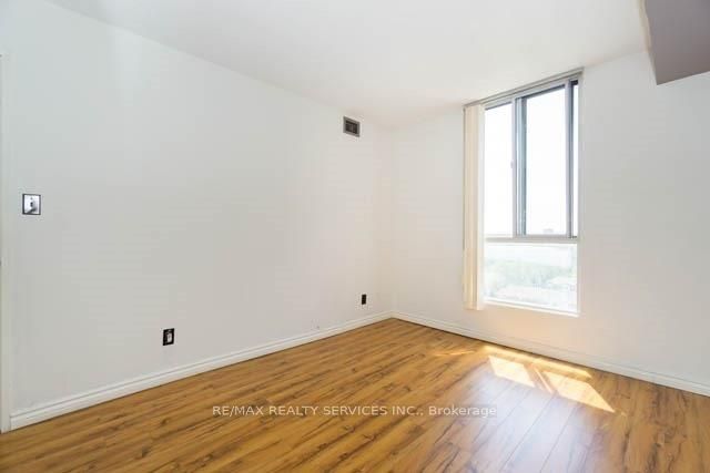 145 Hillcrest Avenue 1016, Mississauga, ON L5B 3Z1 photo 4
