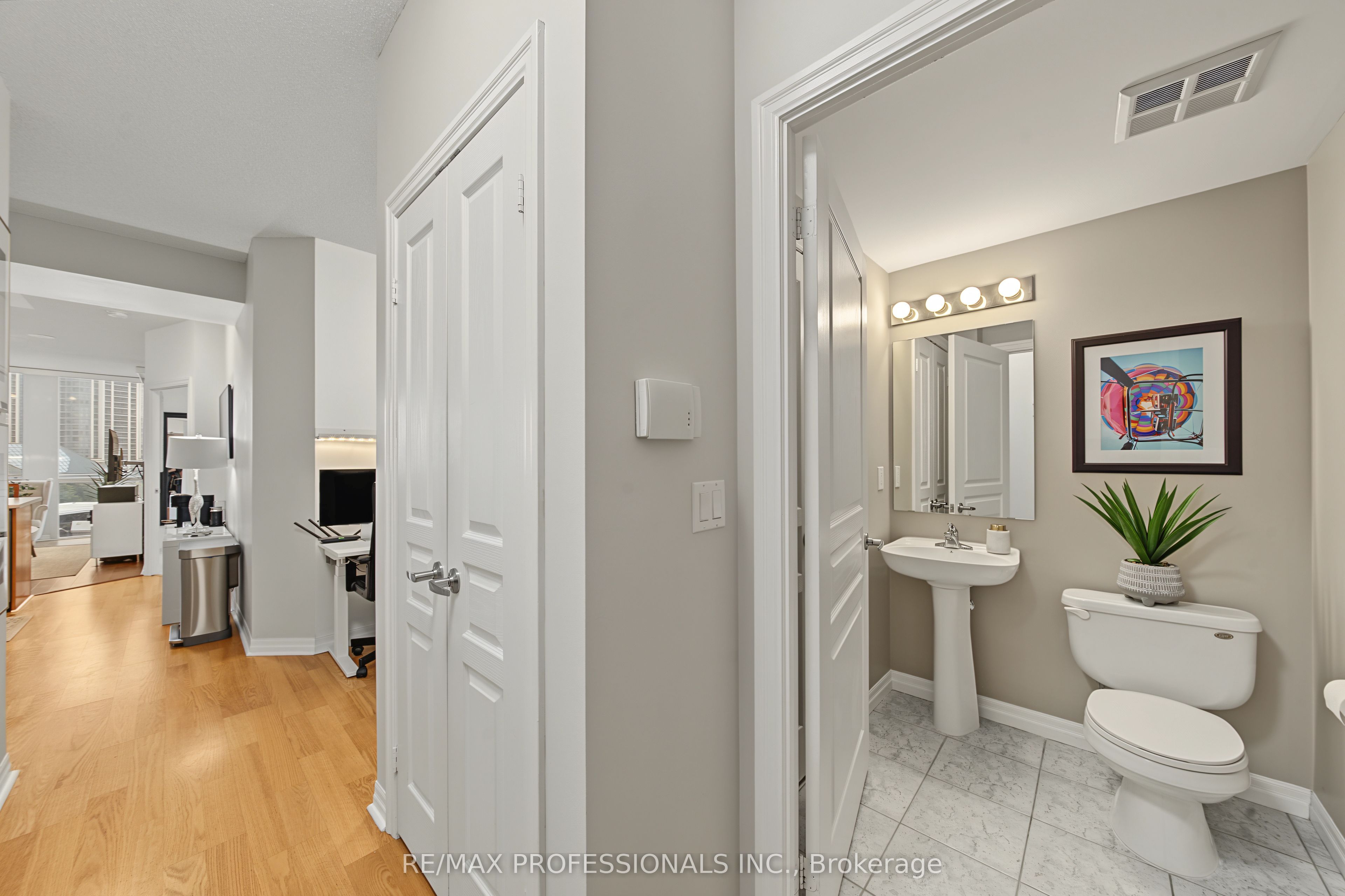 3939 Duke Of York Boulevard 801, Mississauga, ON L5B 4N2 photo 2