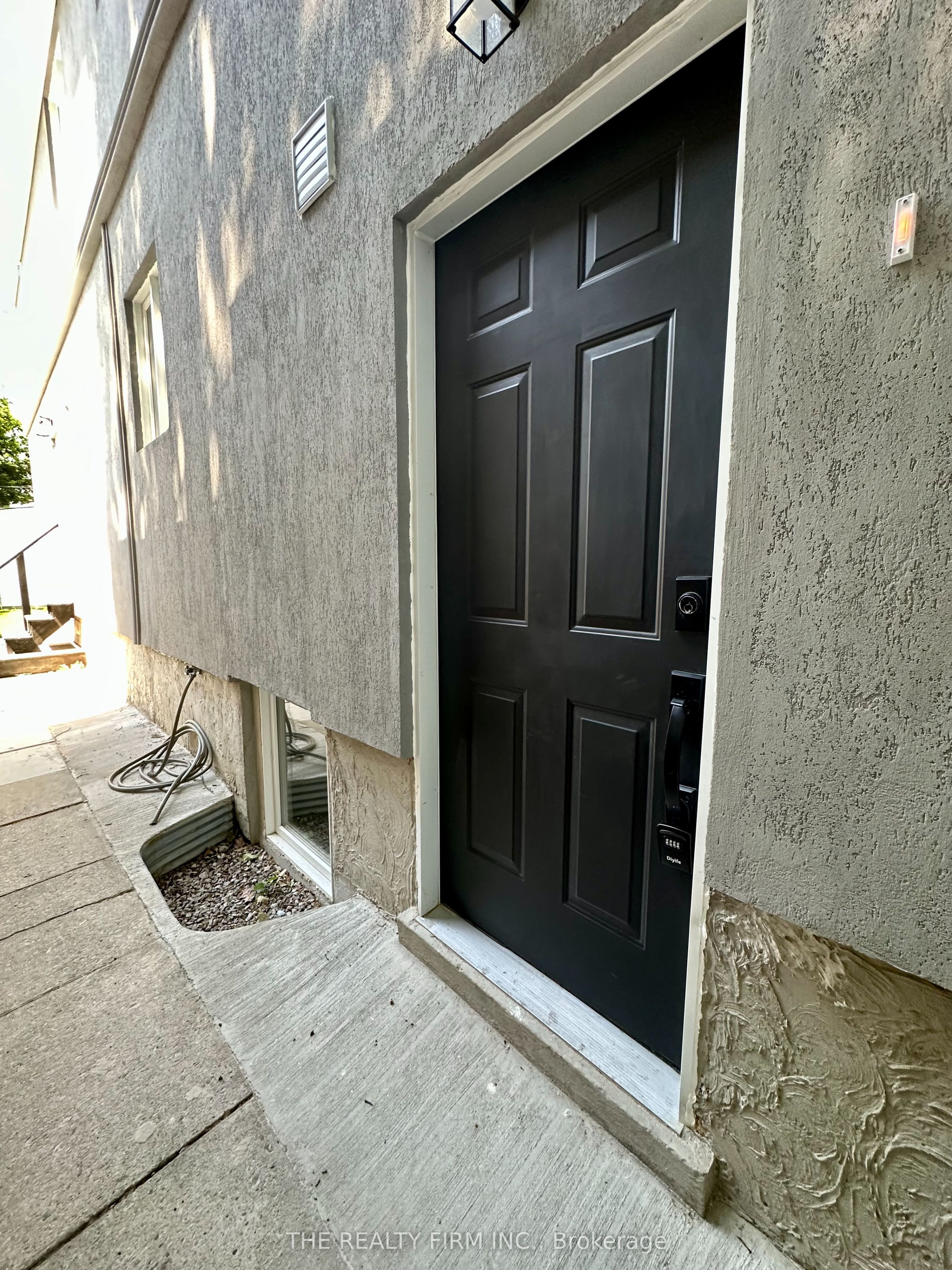 6 Lapp Street LOWER, Toronto, ON M6N 3W6 photo 2
