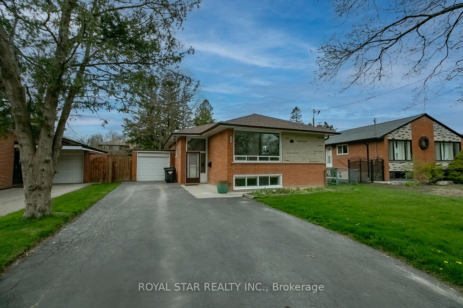 114 Wincott Drive Upper, Toronto, ON M9P 2P6