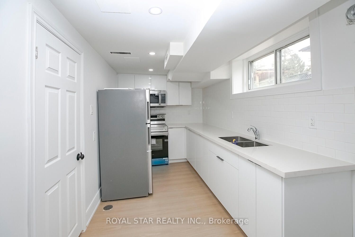 114 Wincott Drive Upper, Toronto, ON M9P 2P6 photo 5