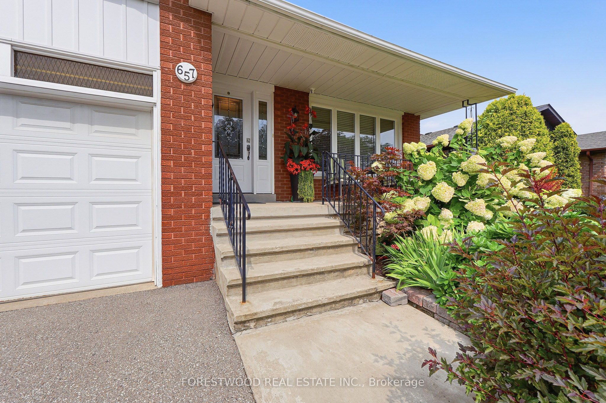 657 Vermouth Avenue, Mississauga, ON L5A 3Y7 photo 2
