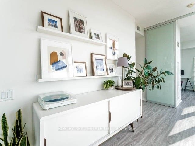 103 The Queensway W 1714, Toronto, ON M6S 5B4 photo 5
