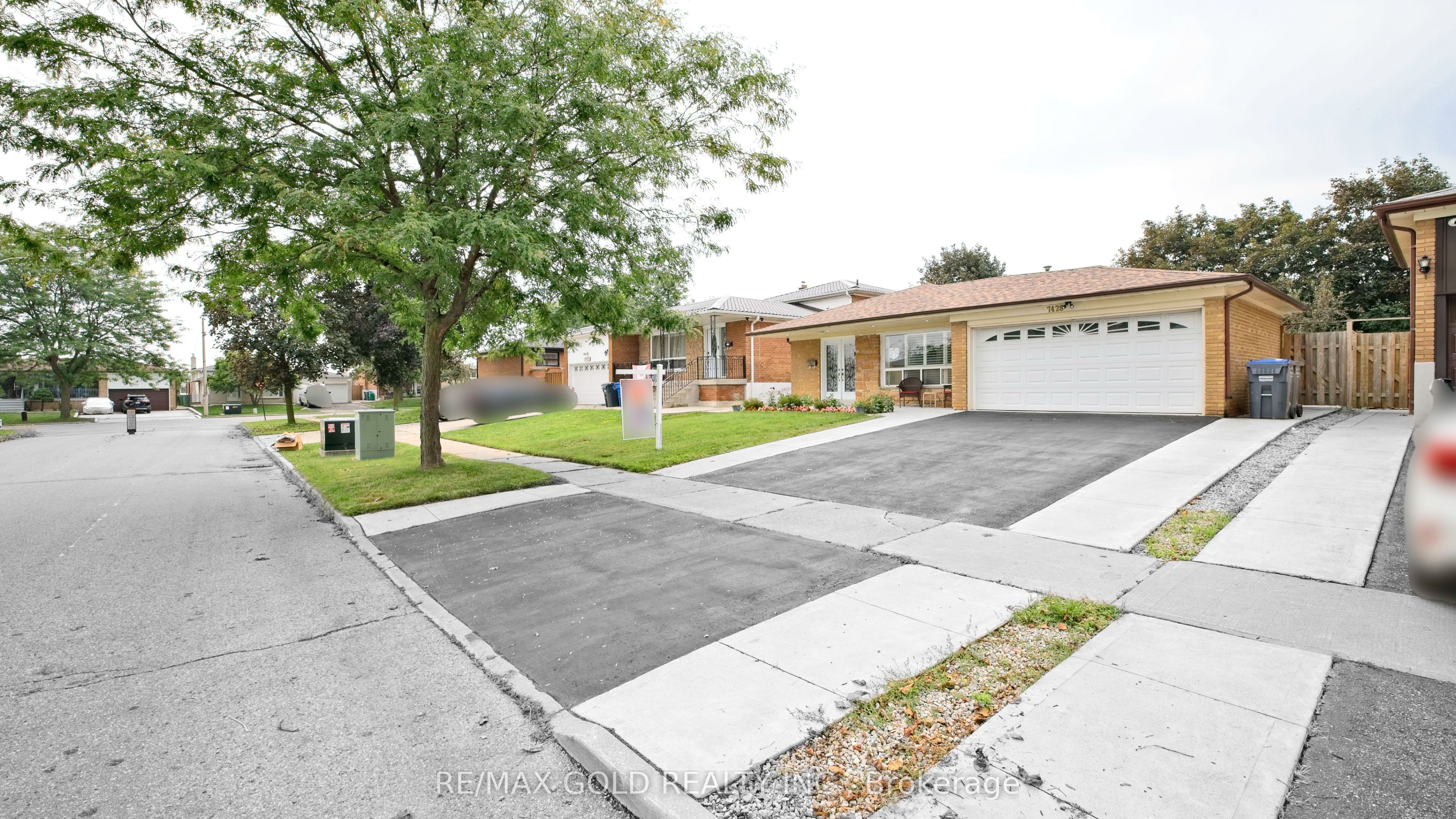 7428 Pickfair Drive, Mississauga, ON L4T 2M9 photo 3