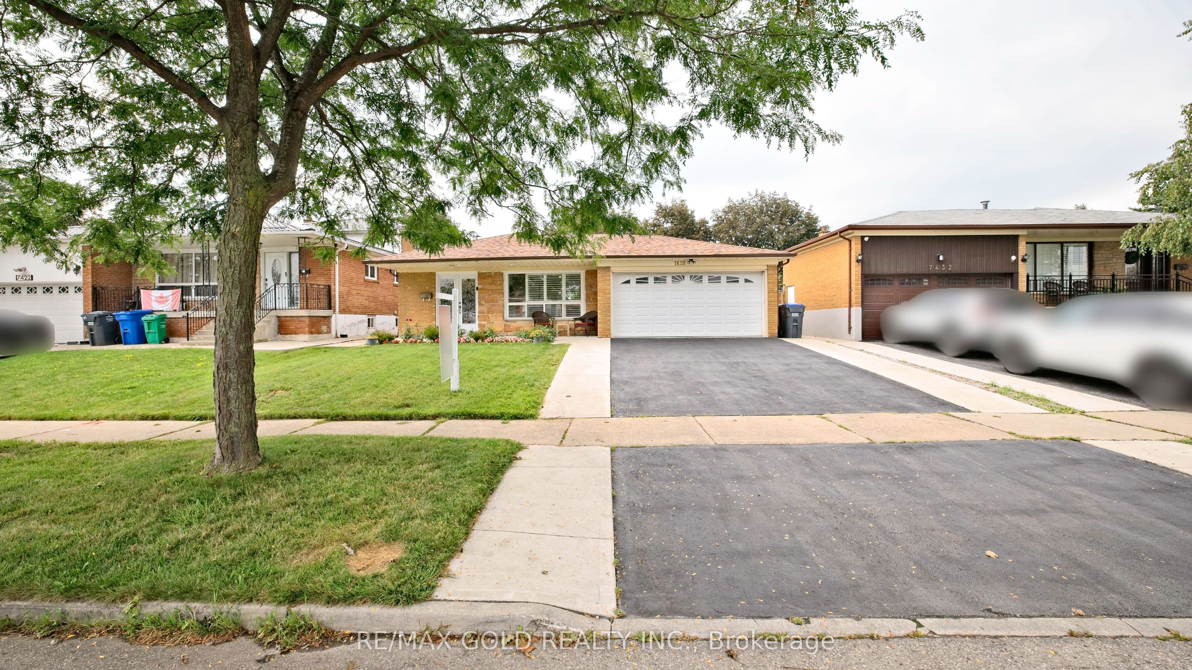 7428 Pickfair Drive, Mississauga, ON L4T 2M9 photo 4