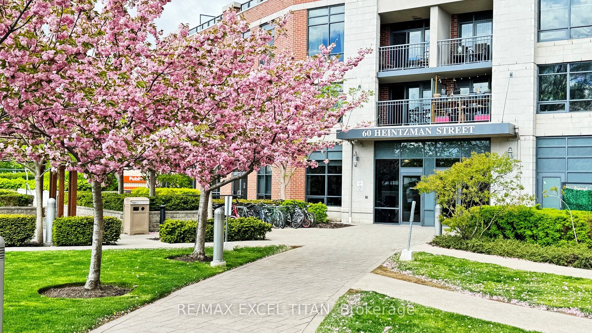 60 Heintzman Street 1132, Toronto, ON M6P 5A1 photo 2