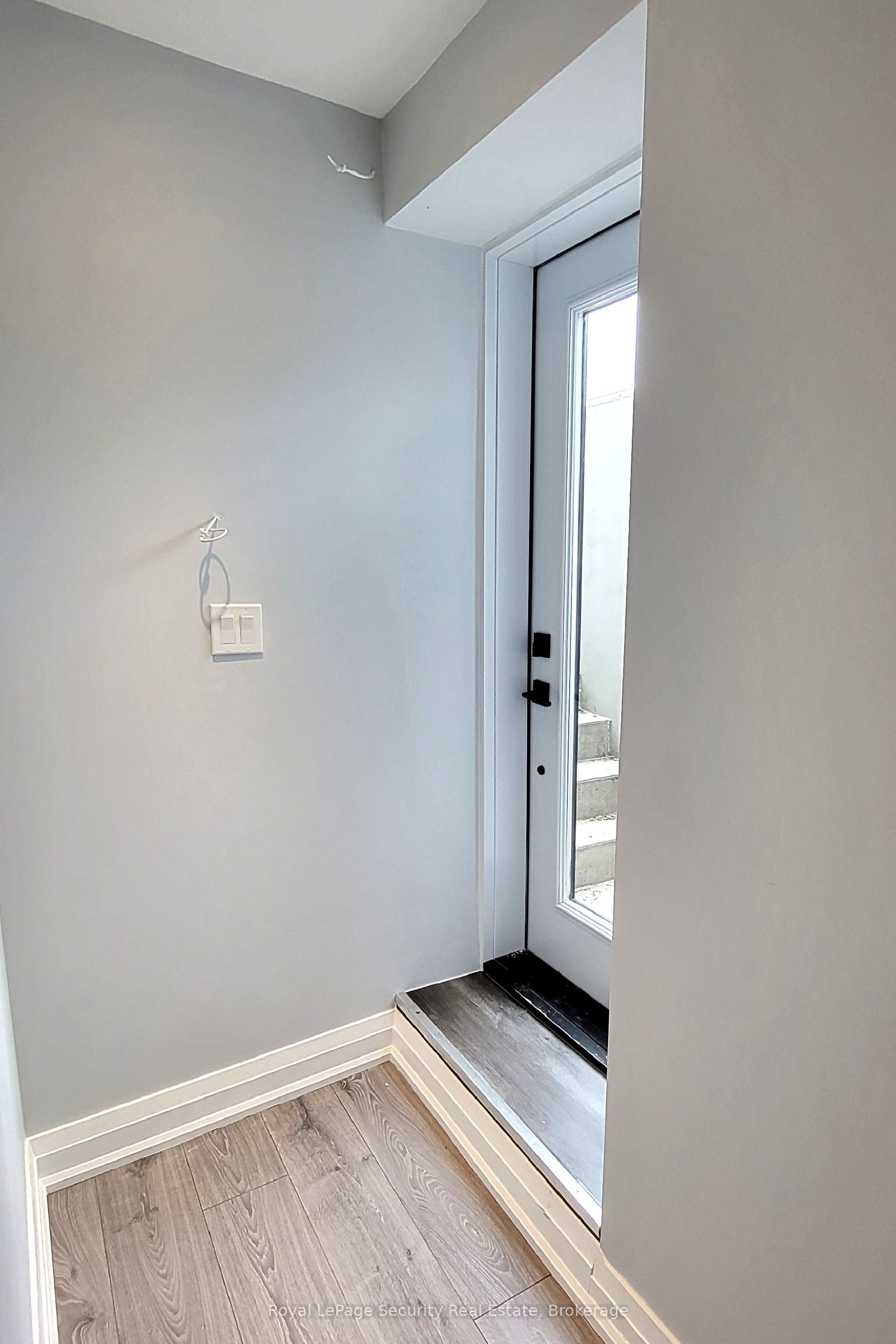 196 Strathnairn Avenue Lower #2, Toronto, ON M6M 2G1 photo 2