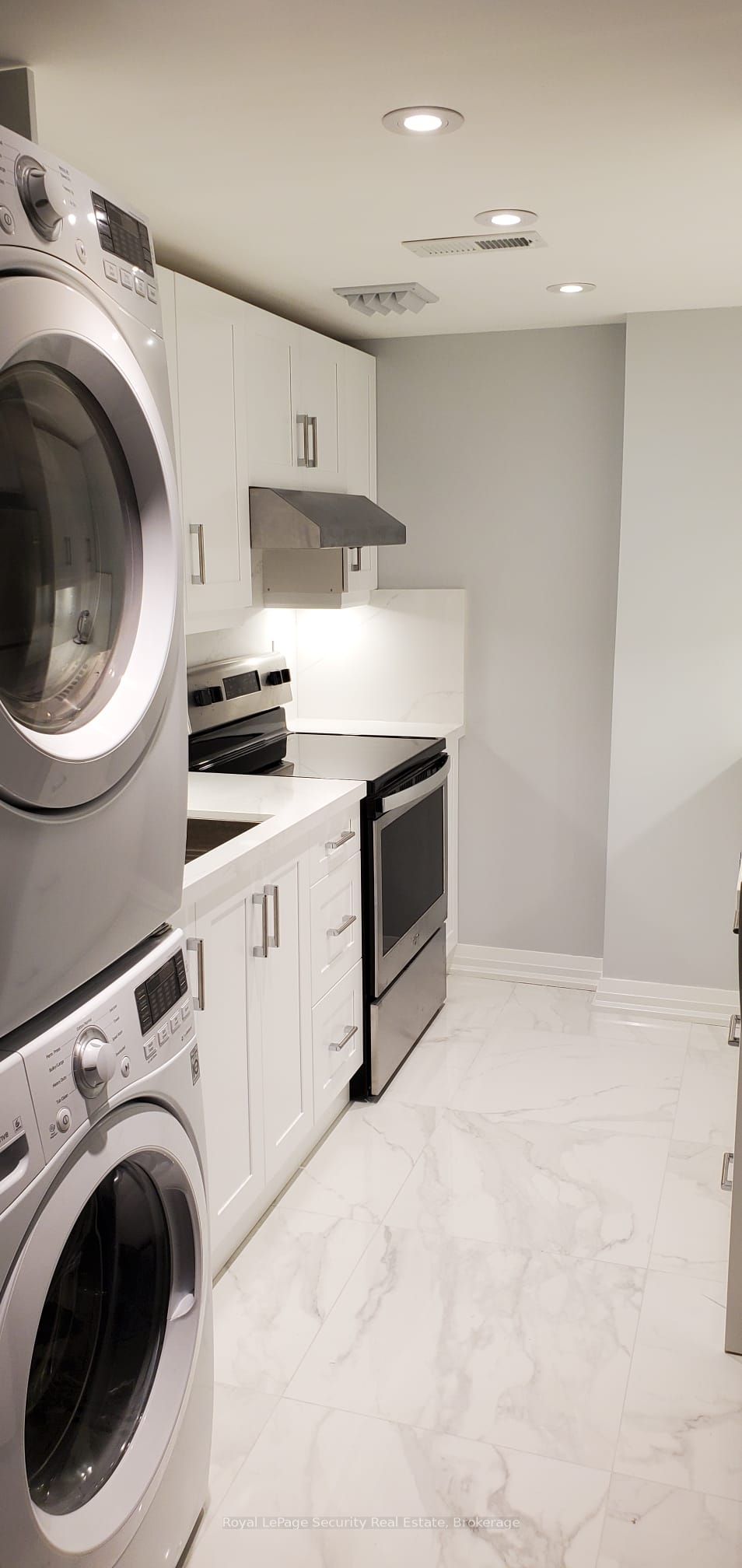196 Strathnairn Avenue Lower #2, Toronto, ON M6M 2G1 photo 3