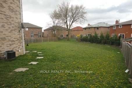 4743 Apple Blossom Circle, Mississauga, ON L5V 3C7 photo 2