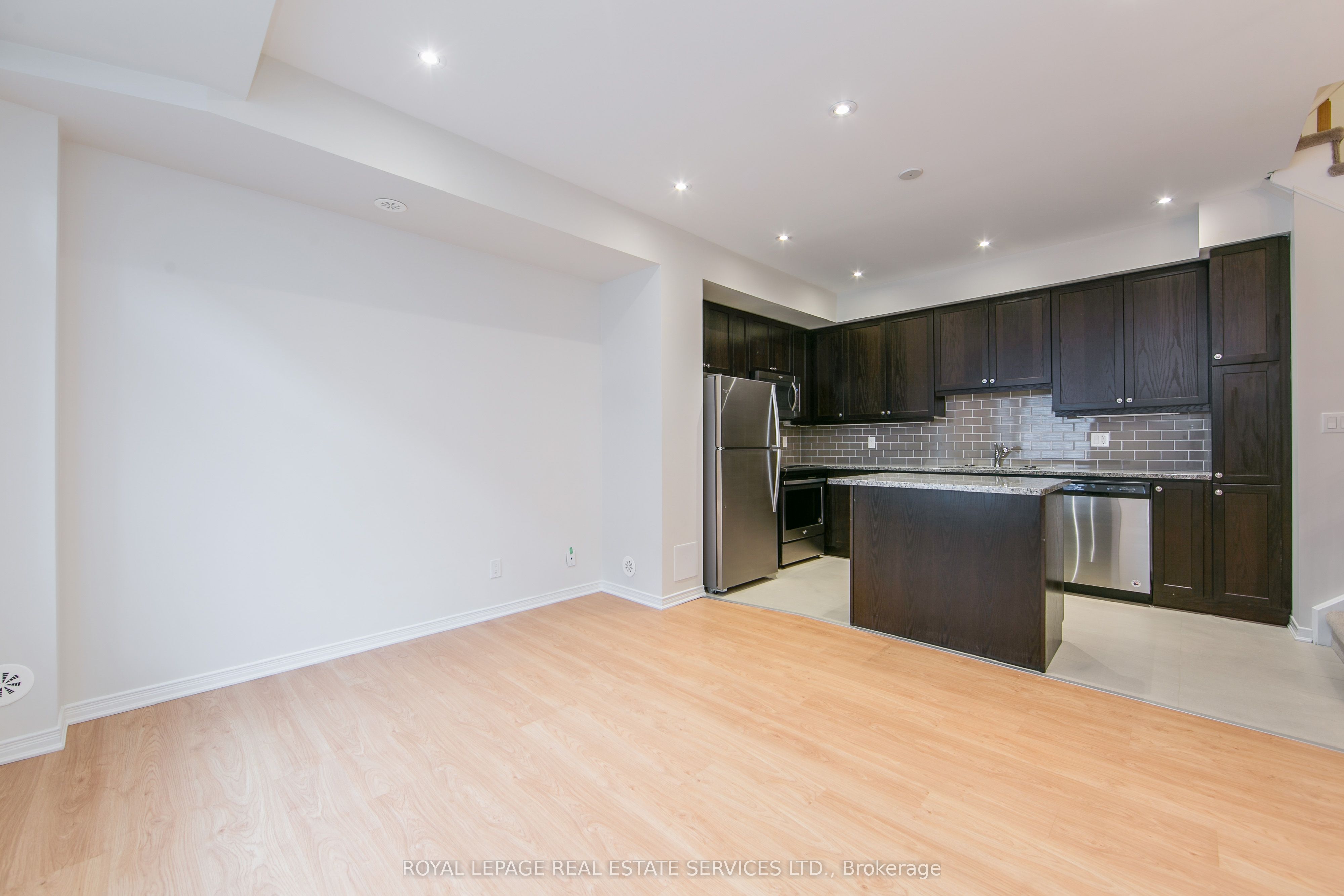 15 Applewood Lane 94, Toronto, ON M9C 0C1 photo 3