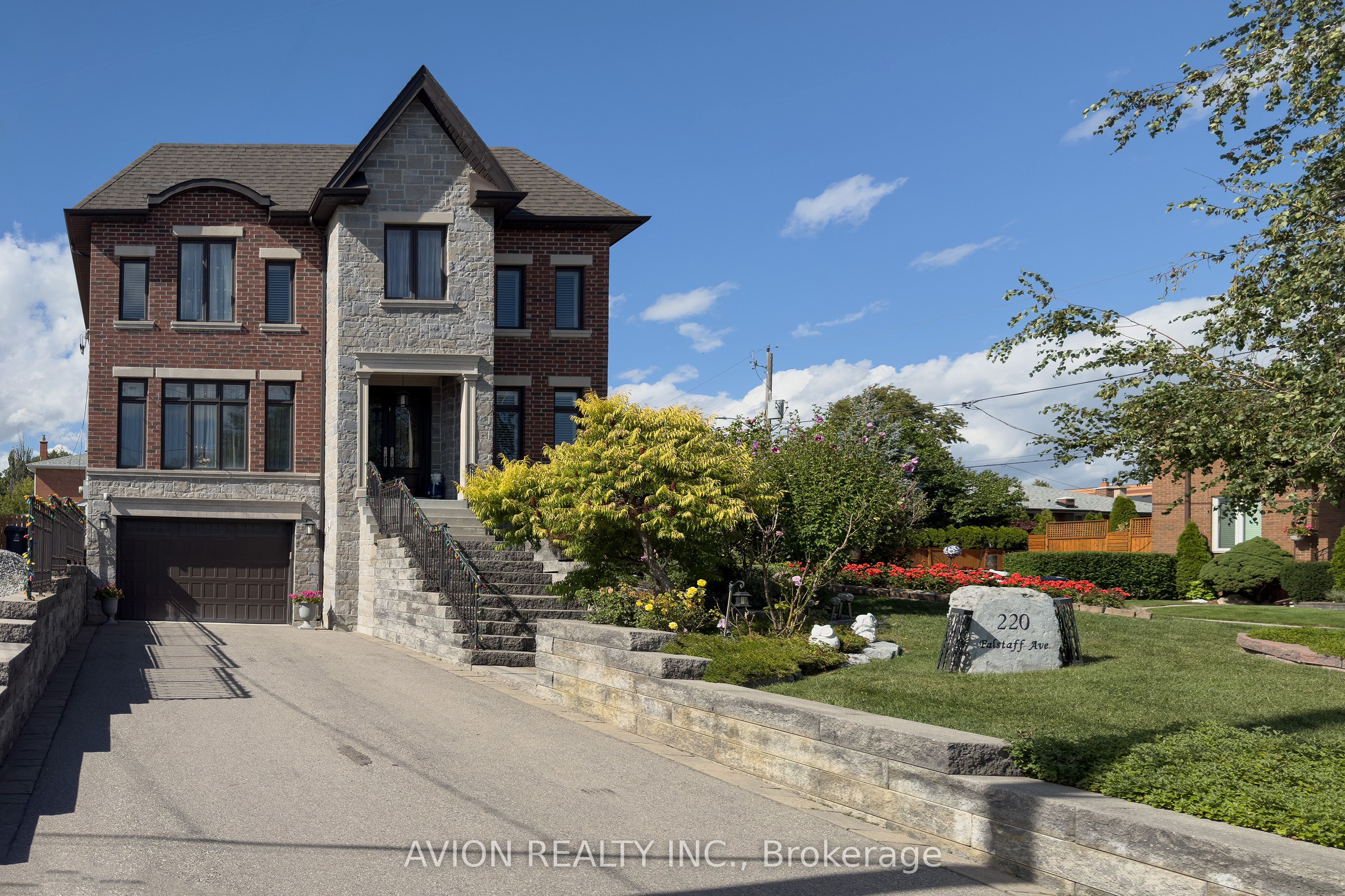 220 Falstaff Avenue, Toronto, ON M6L 2E9 photo 2