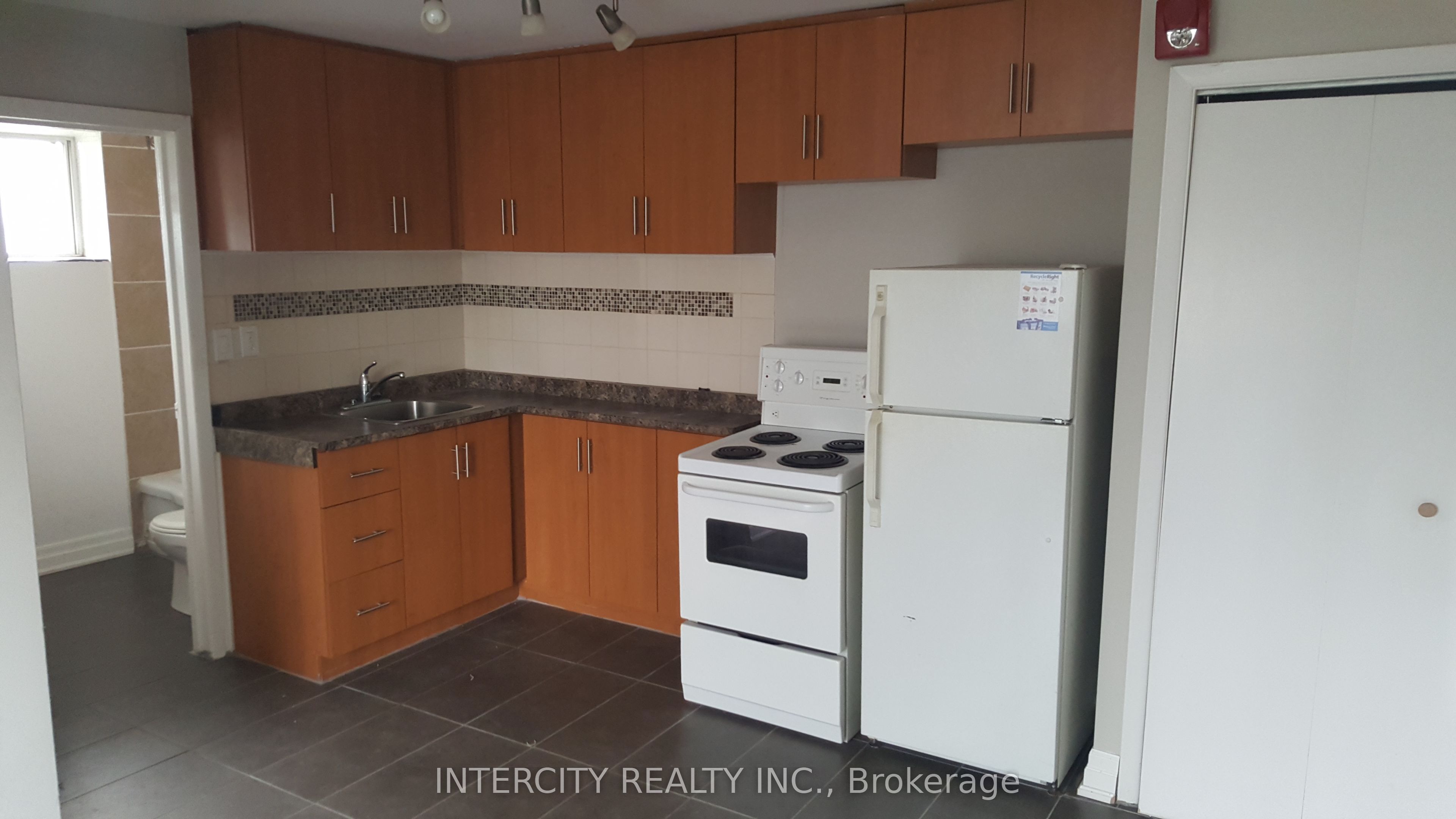 14 North Alarton Street C, Mississauga, ON L4T 1J8