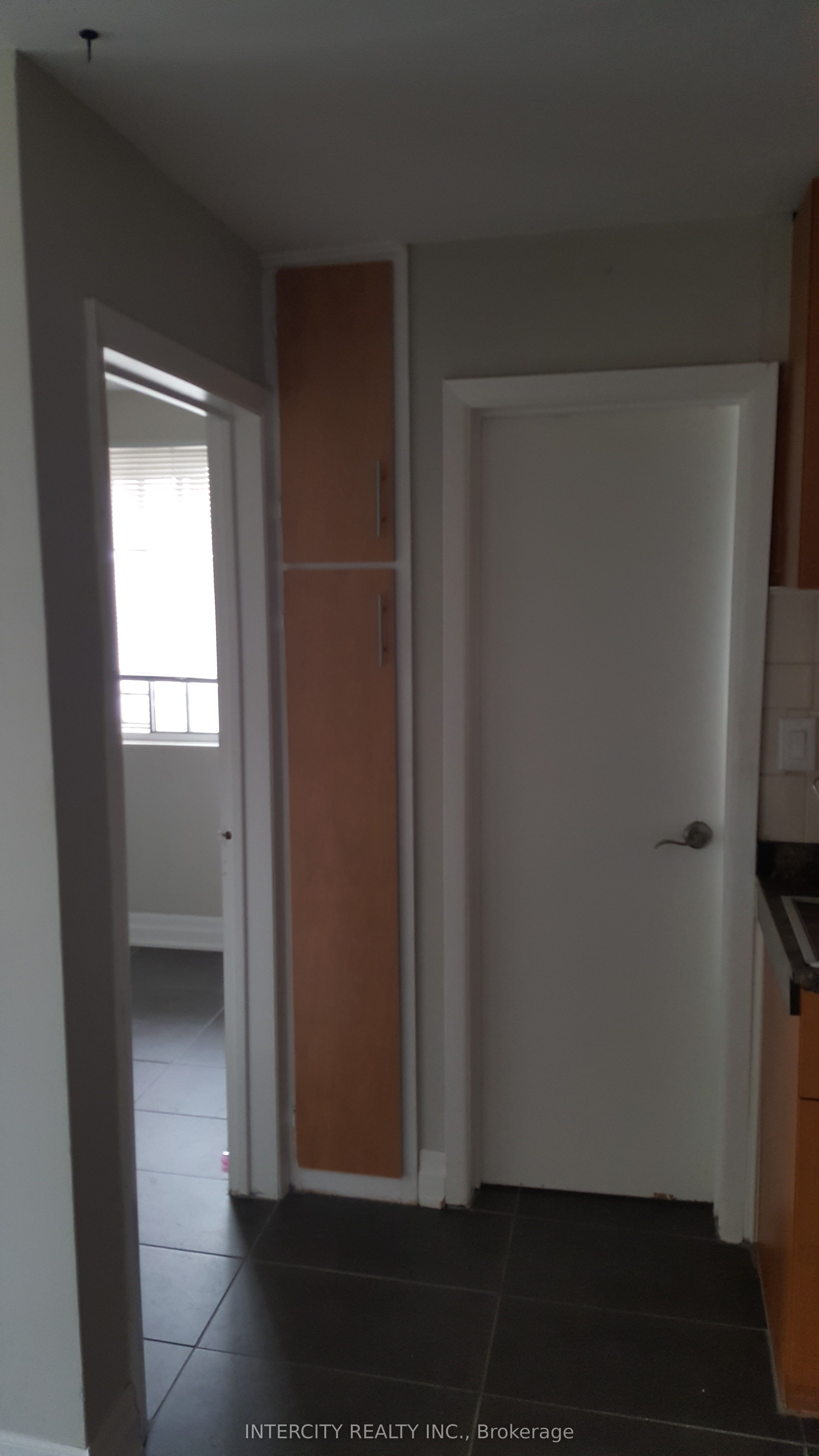 14 North Alarton Street C, Mississauga, ON L4T 1J8 photo 2