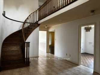 4464 Stonemill Court, Mississauga, ON L5V 1E5 photo 3