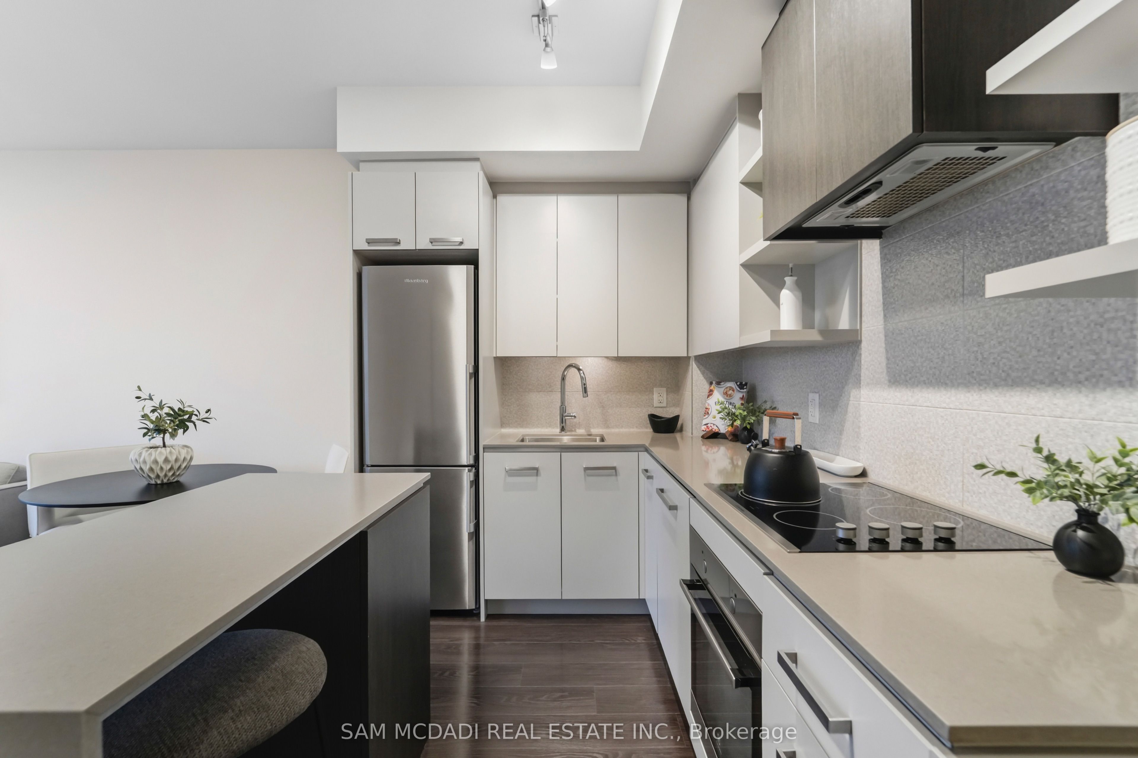1830 Bloor Street W 817, Toronto, ON M6P 0A2 photo 5