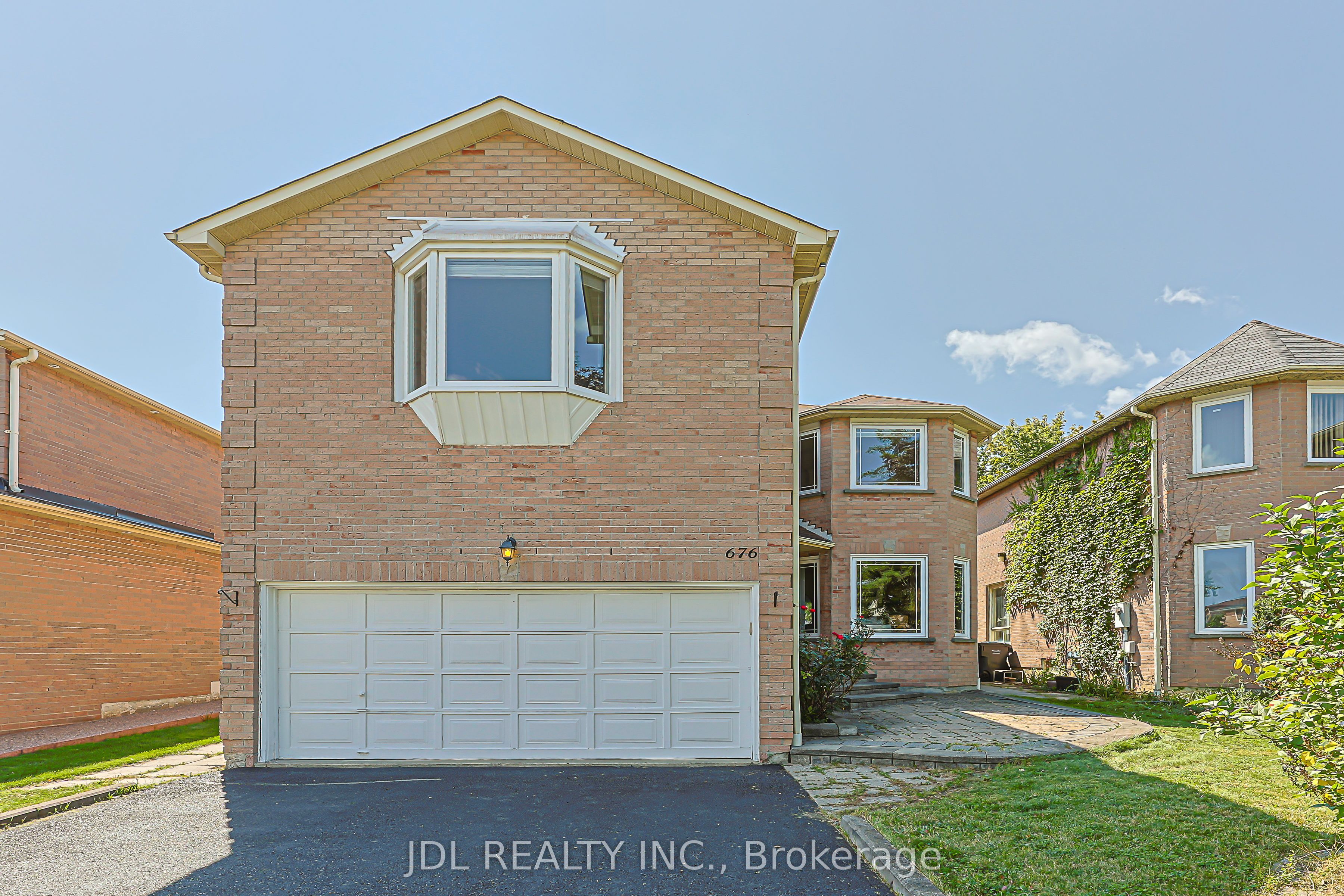 676 Ceremonial Drive, Mississauga, ON L5R 3H9 photo 2