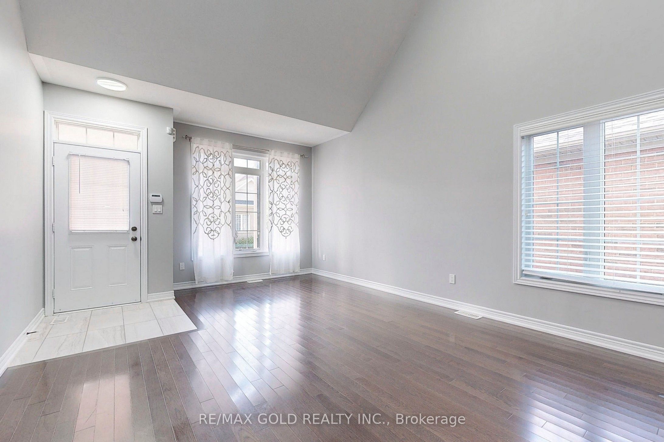 9 Lobelia Street, Brampton, ON L6R 3Z6 photo 3