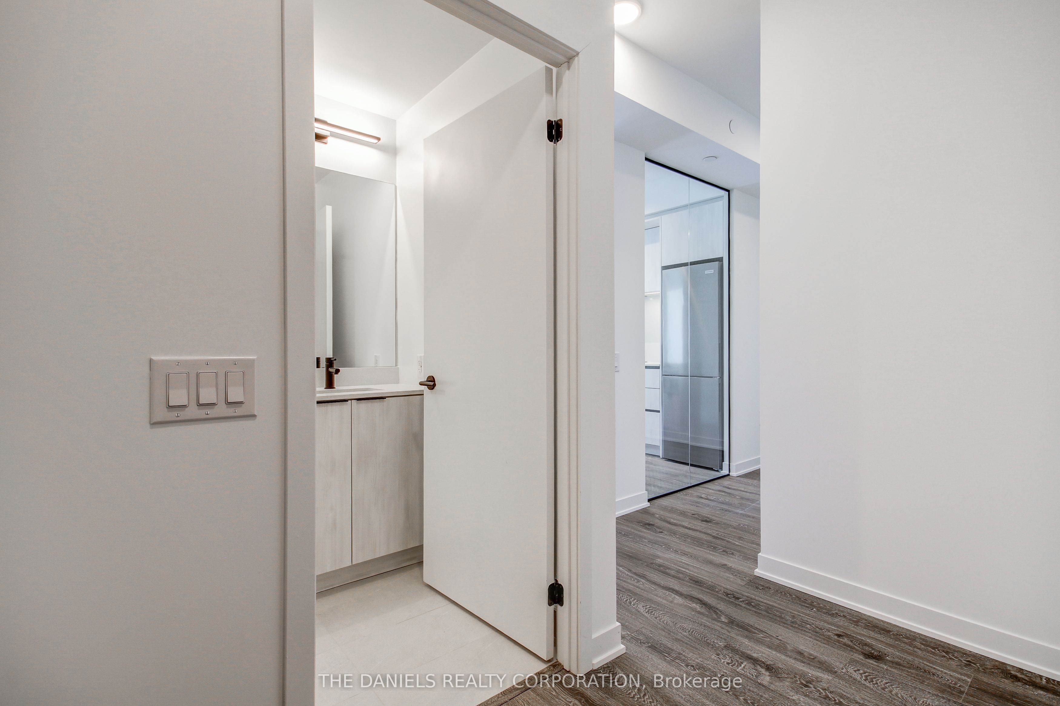 2495 Eglinton Avenue W 1807, Mississauga, ON L5M 2T2 photo 2