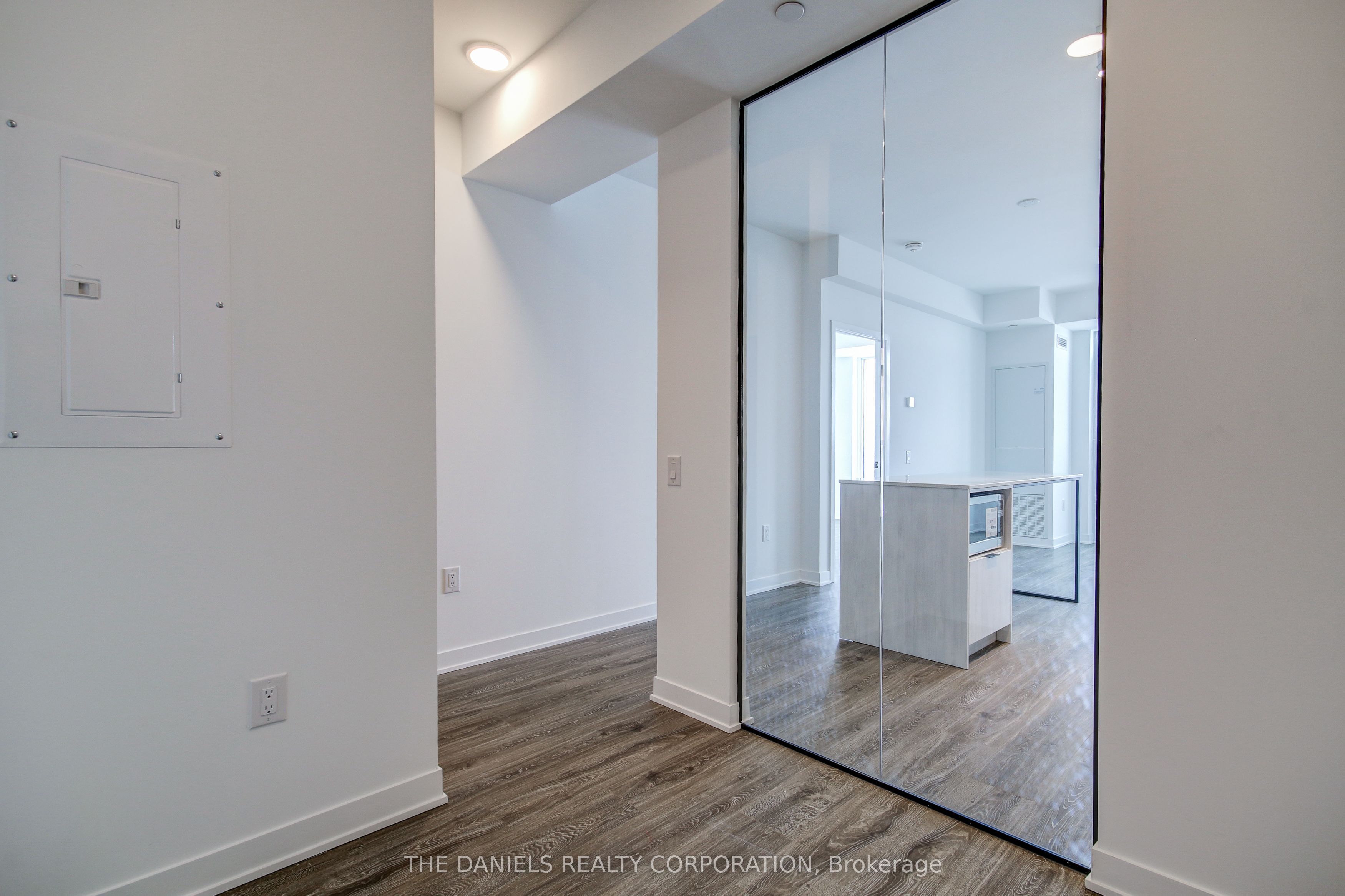 2495 Eglinton Avenue W 1807, Mississauga, ON L5M 2T2 photo 3