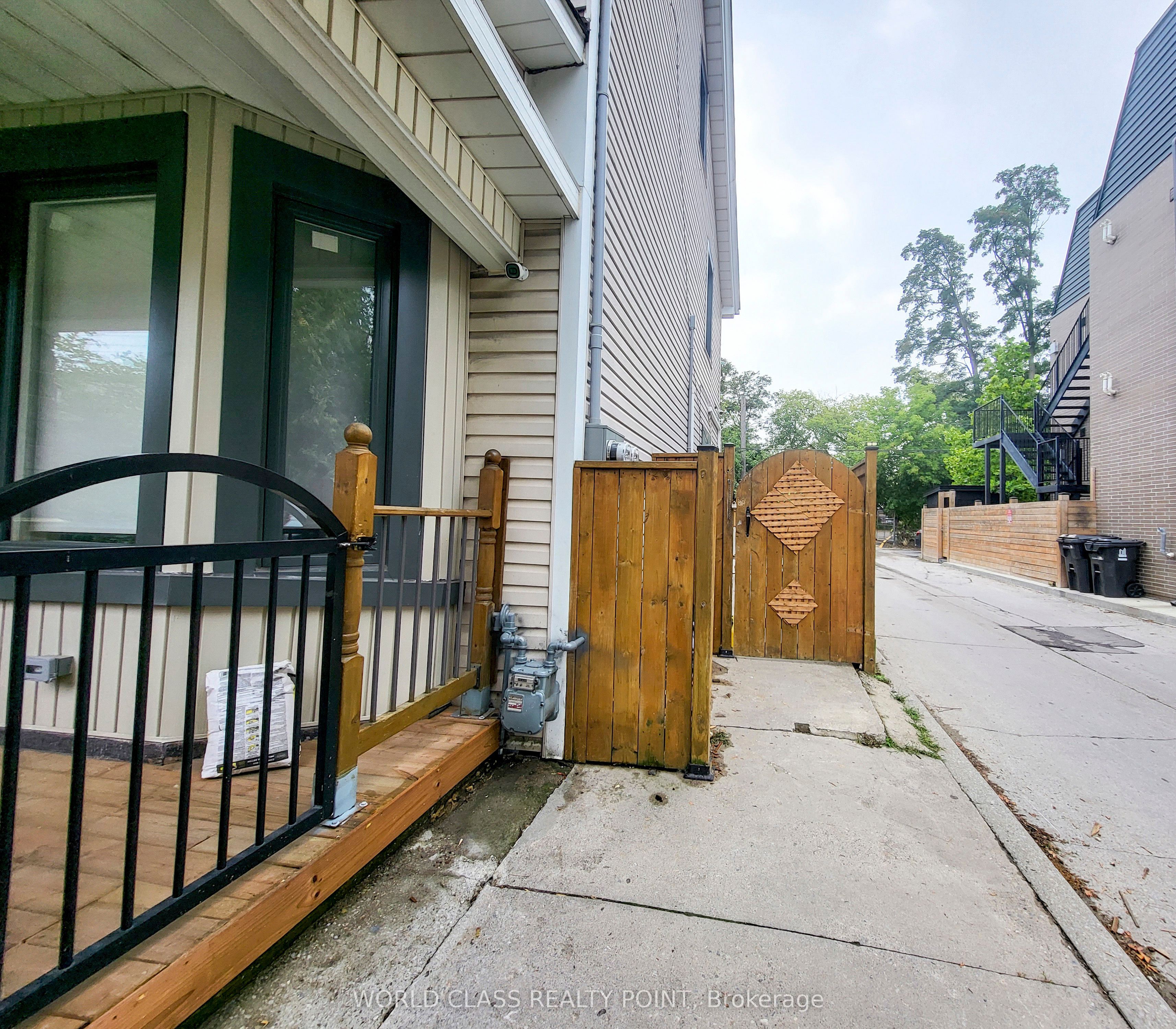 49 Vine Avenue, Toronto, ON M6P 1V6 photo 2