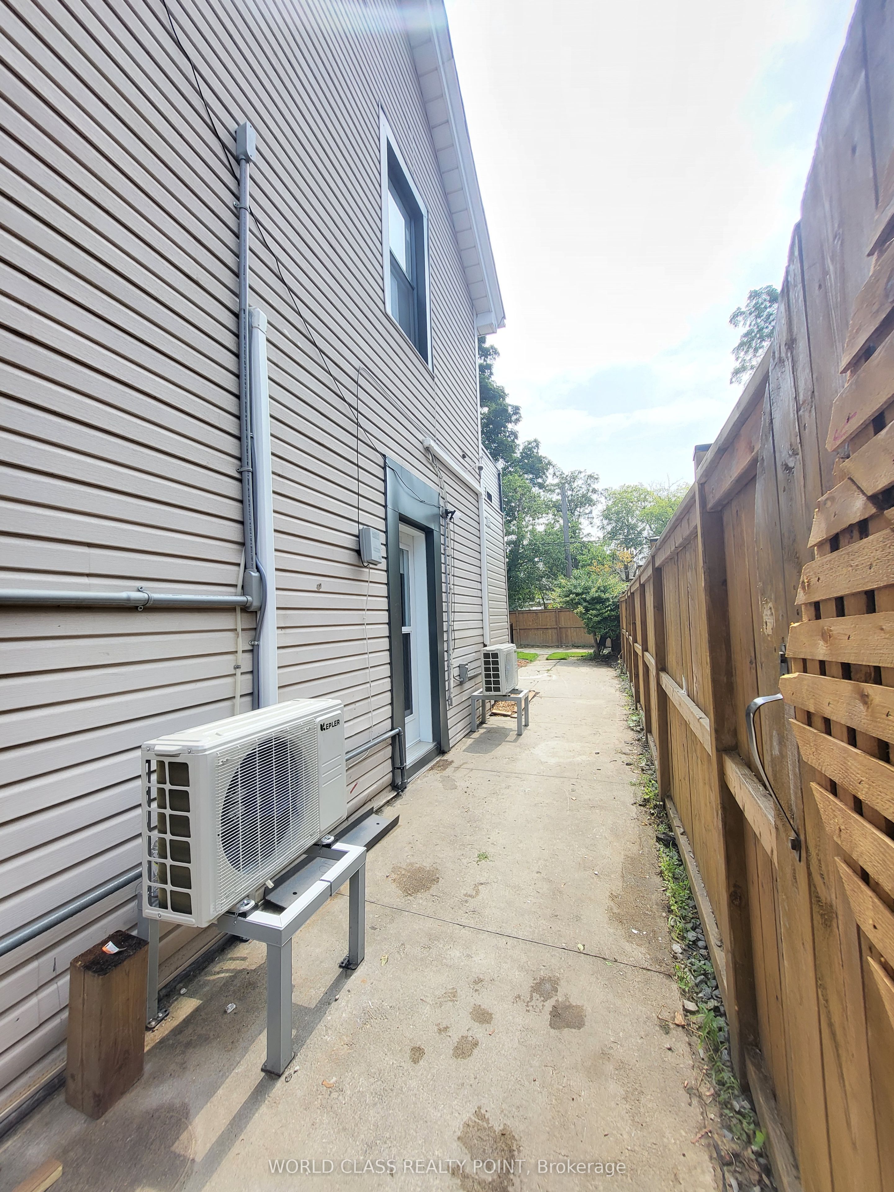 49 Vine Avenue, Toronto, ON M6P 1V6 photo 3