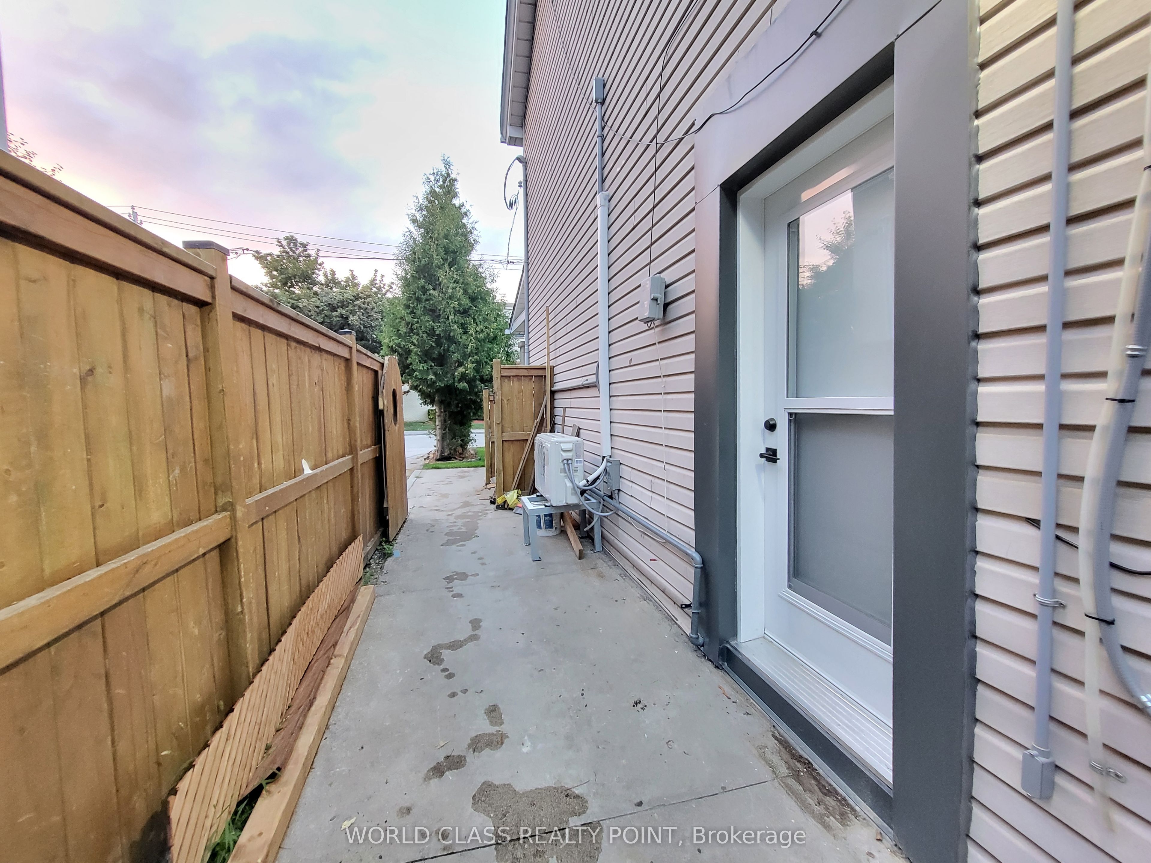 49 Vine Avenue, Toronto, ON M6P 1V6 photo 4