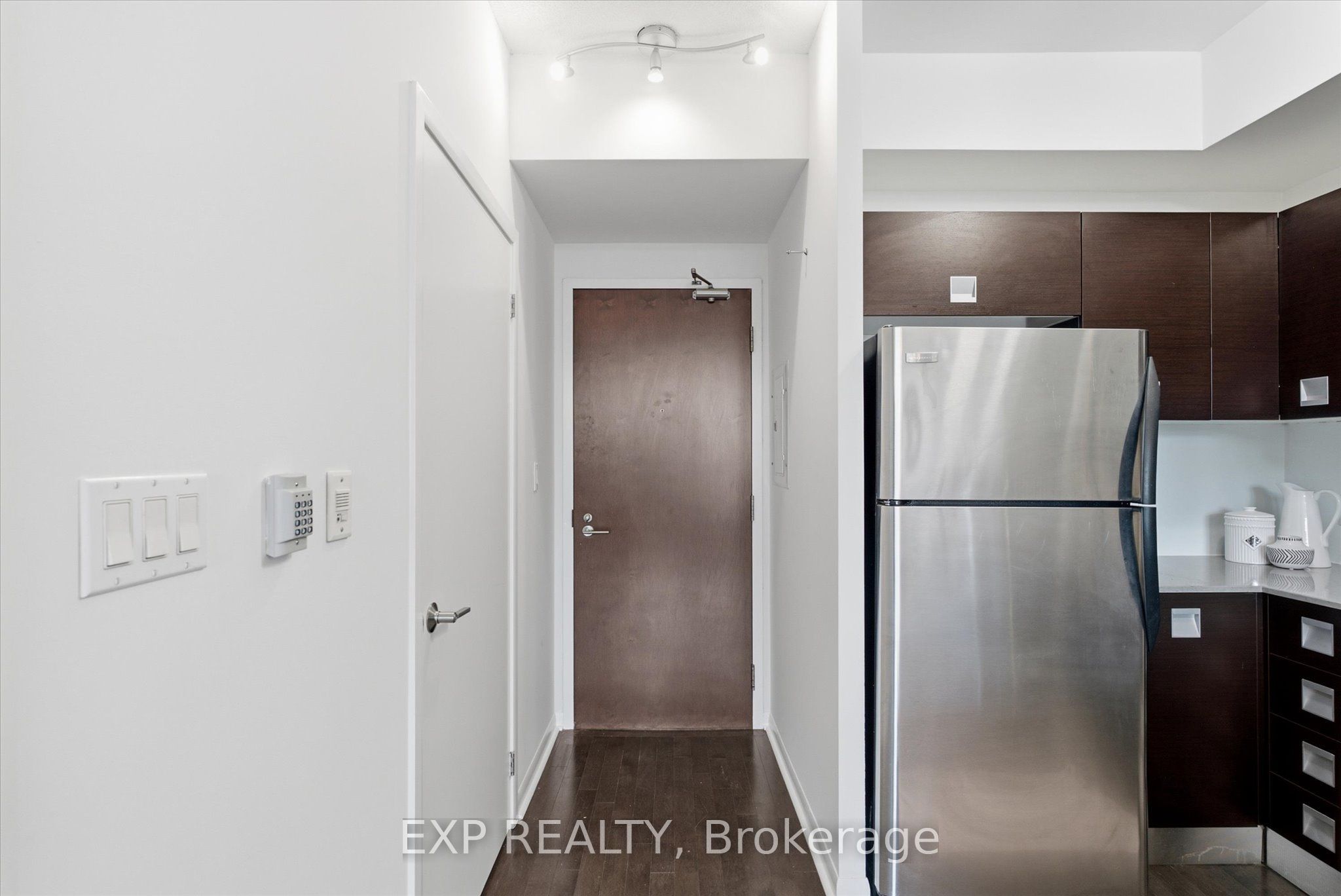 3391 Bloor Street W 221, Toronto, ON M8X 1G3 photo 2