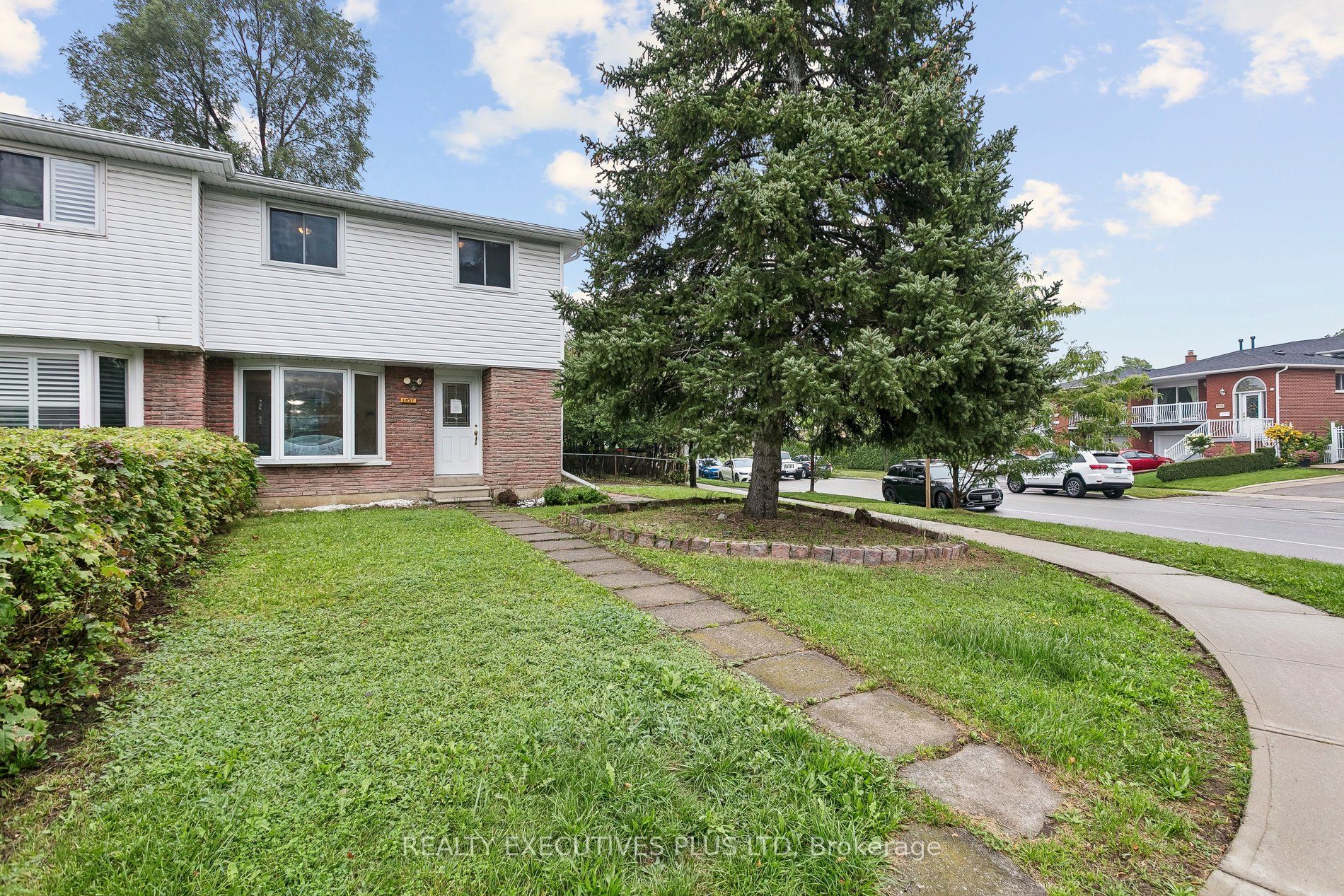 1037 Stainton Drive, Mississauga, ON L5C 1G3