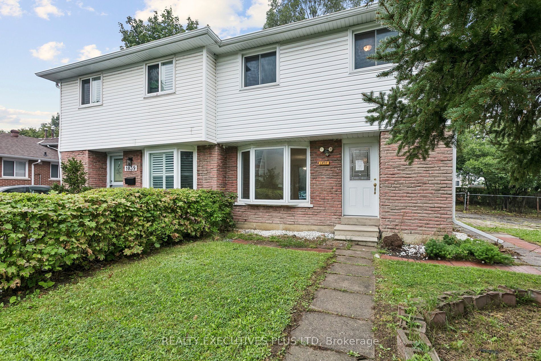 1037 Stainton Drive, Mississauga, ON L5C 1G3 photo 2