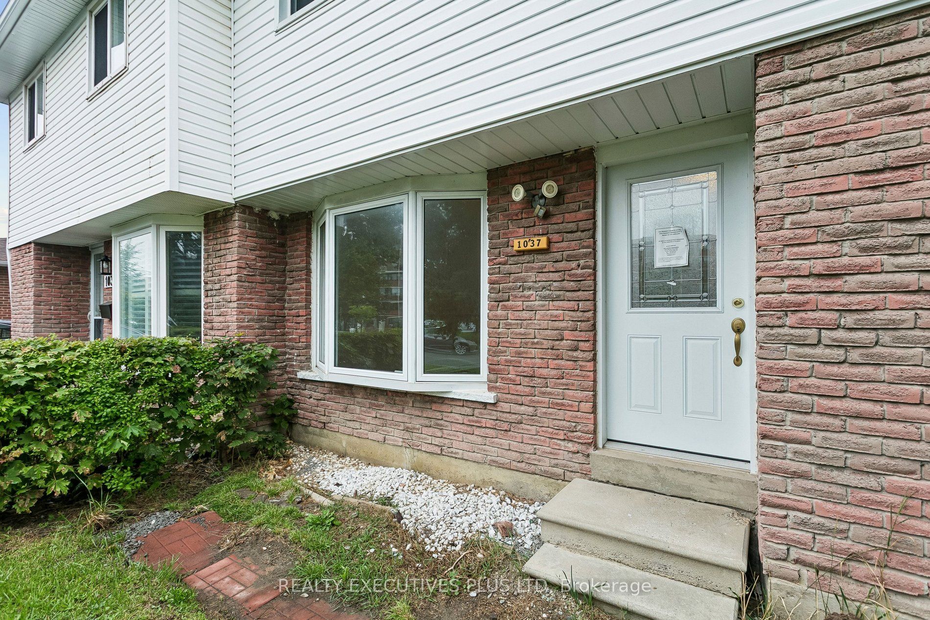 1037 Stainton Drive, Mississauga, ON L5C 1G3 photo 3