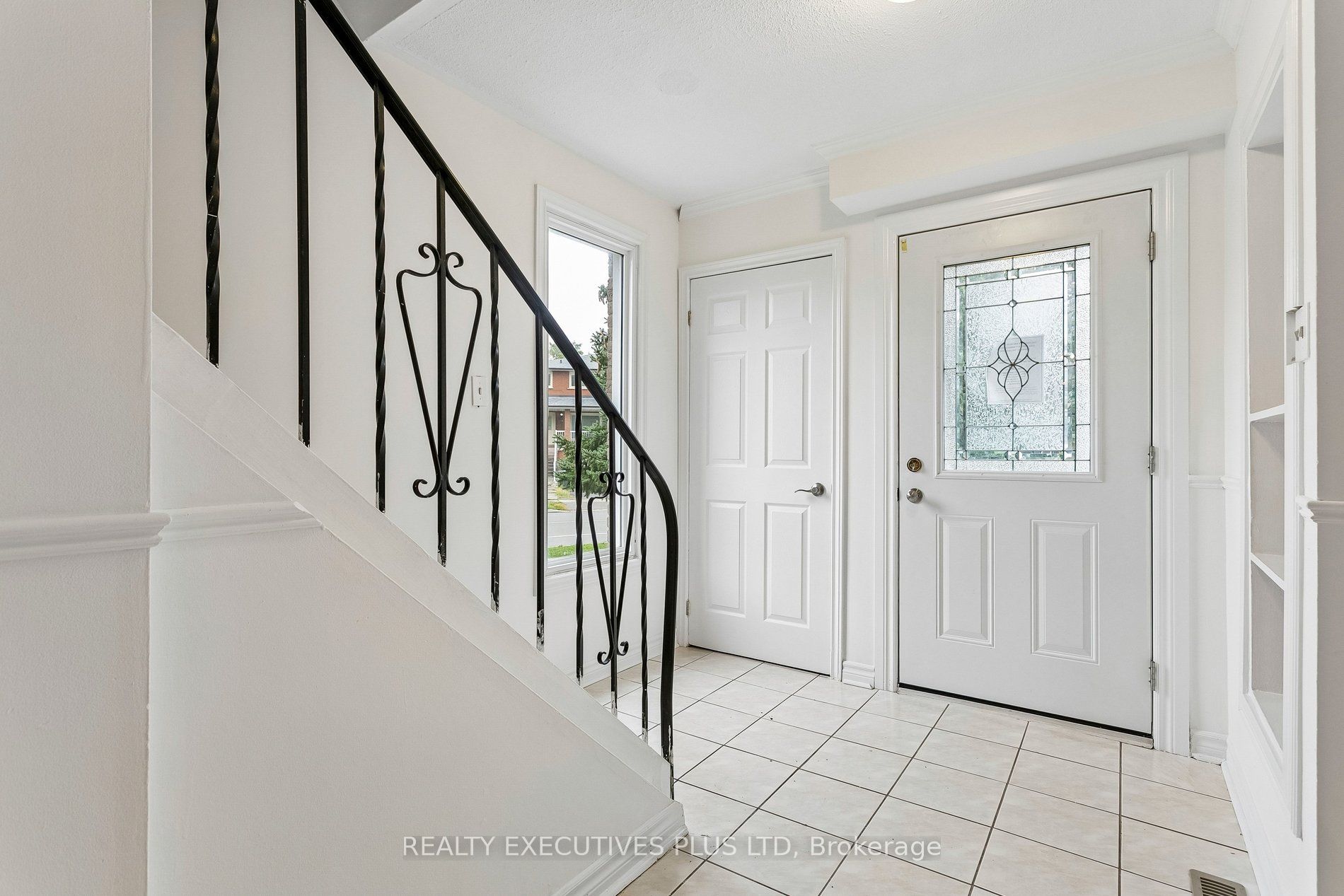 1037 Stainton Drive, Mississauga, ON L5C 1G3 photo 4