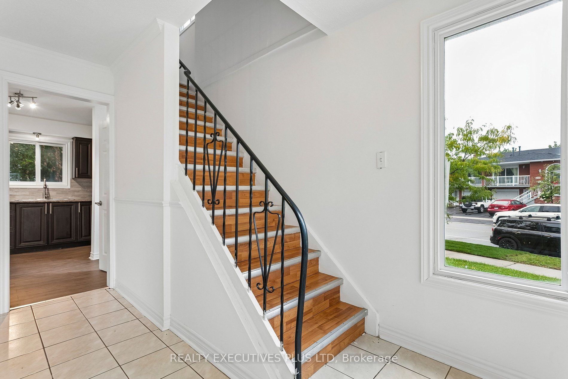 1037 Stainton Drive, Mississauga, ON L5C 1G3 photo 5