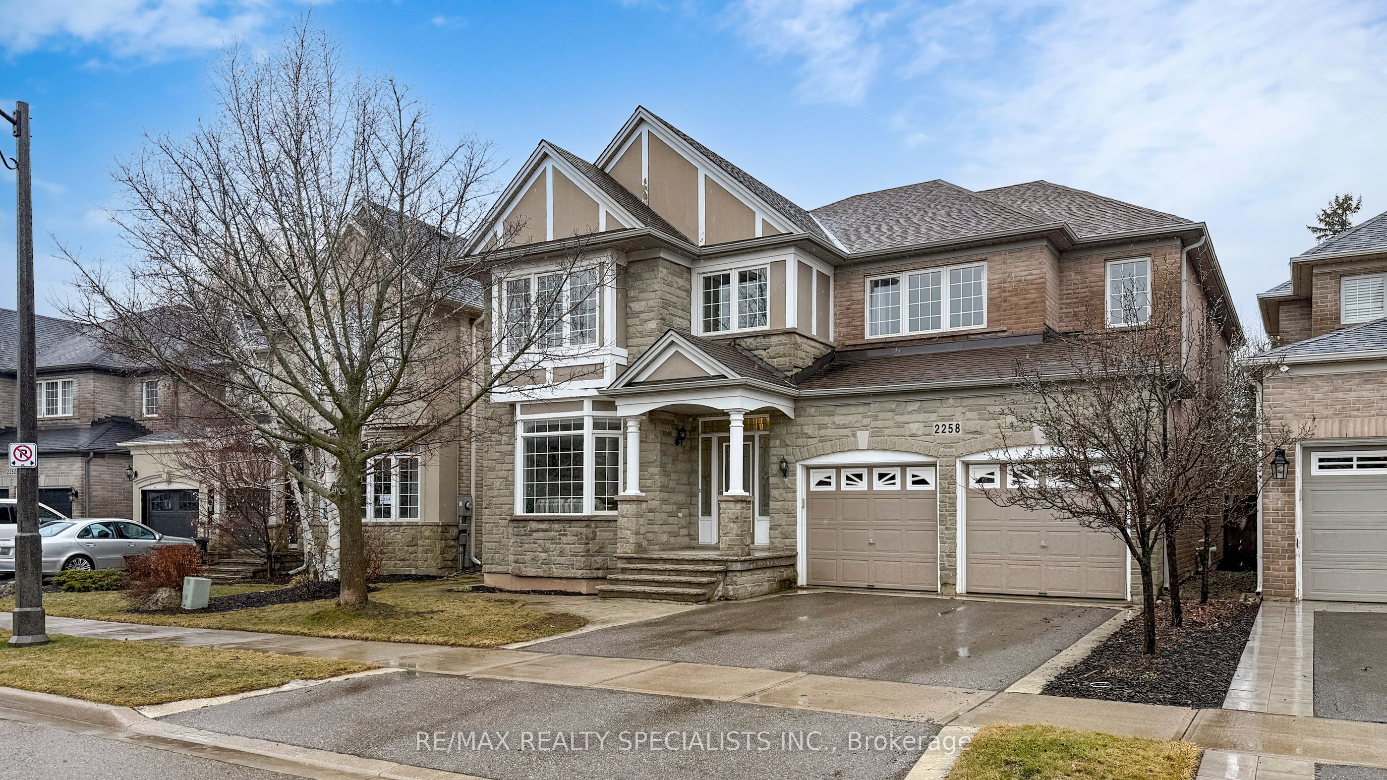 2258 Rochester Circle, Oakville, ON L6M 5E1 photo 2