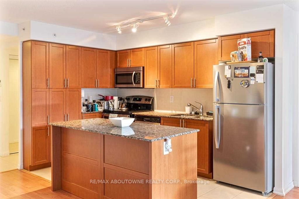 830 Lawrence Avenue W 722, Toronto, ON M6A 0B6 photo 4