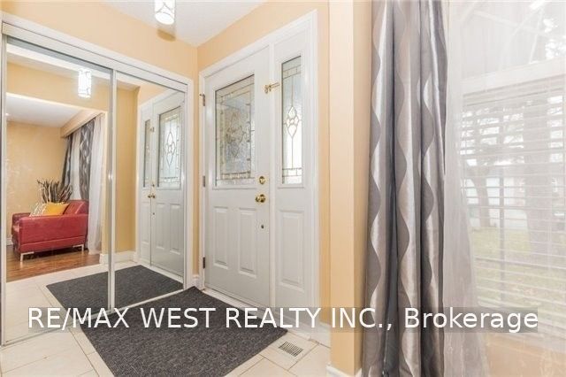 82 Marchbank Crescent Upper, Brampton, ON L6S 3B1 photo 2