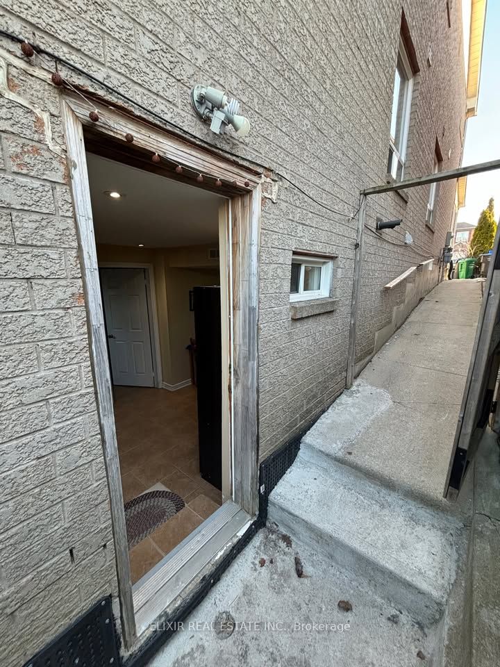 4 Lonestar Crescent Basement, Brampton, ON L7A 2H9 photo 2