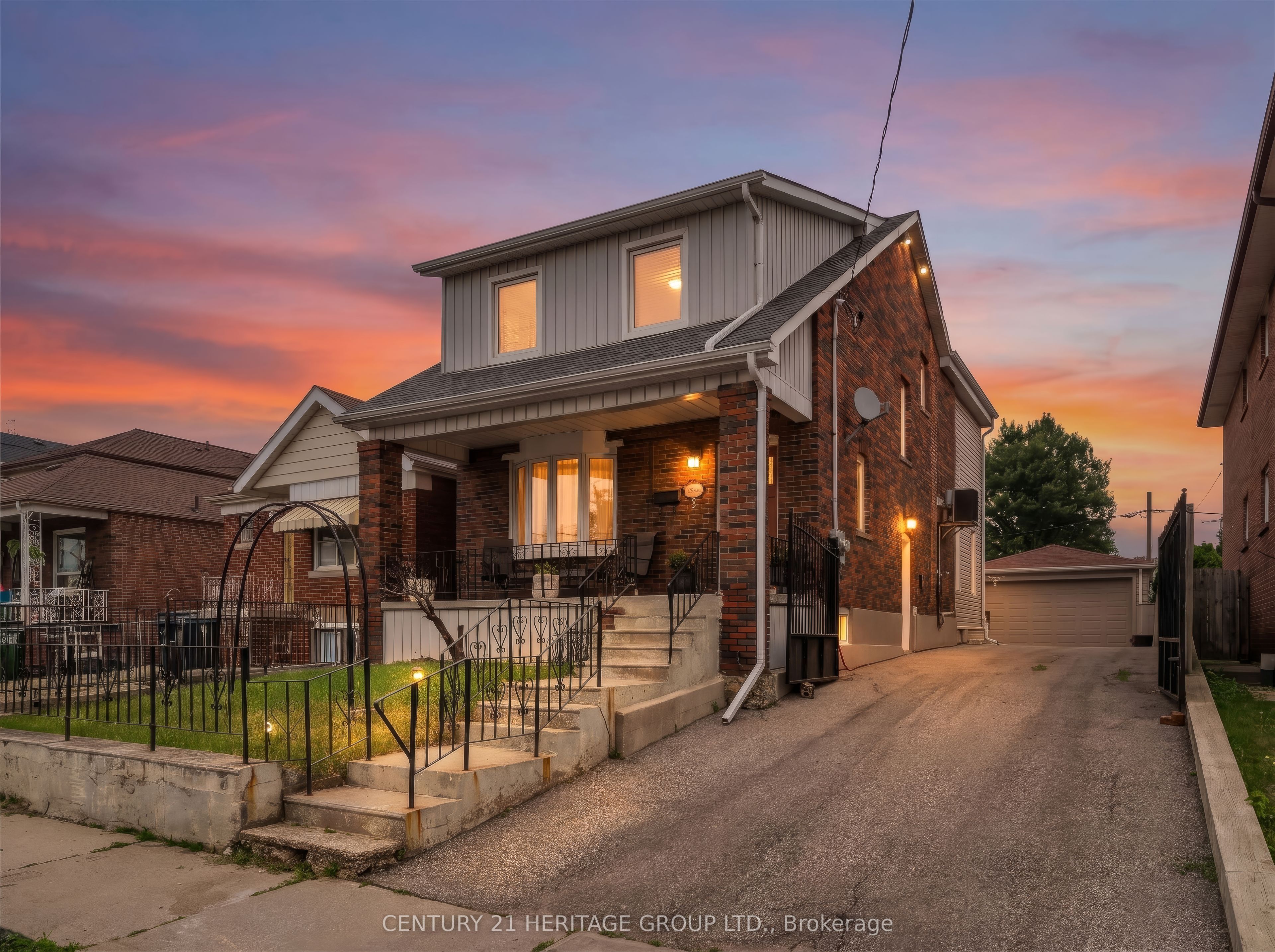 33 Sanderstead Avenue, Toronto, ON M6E 4X6