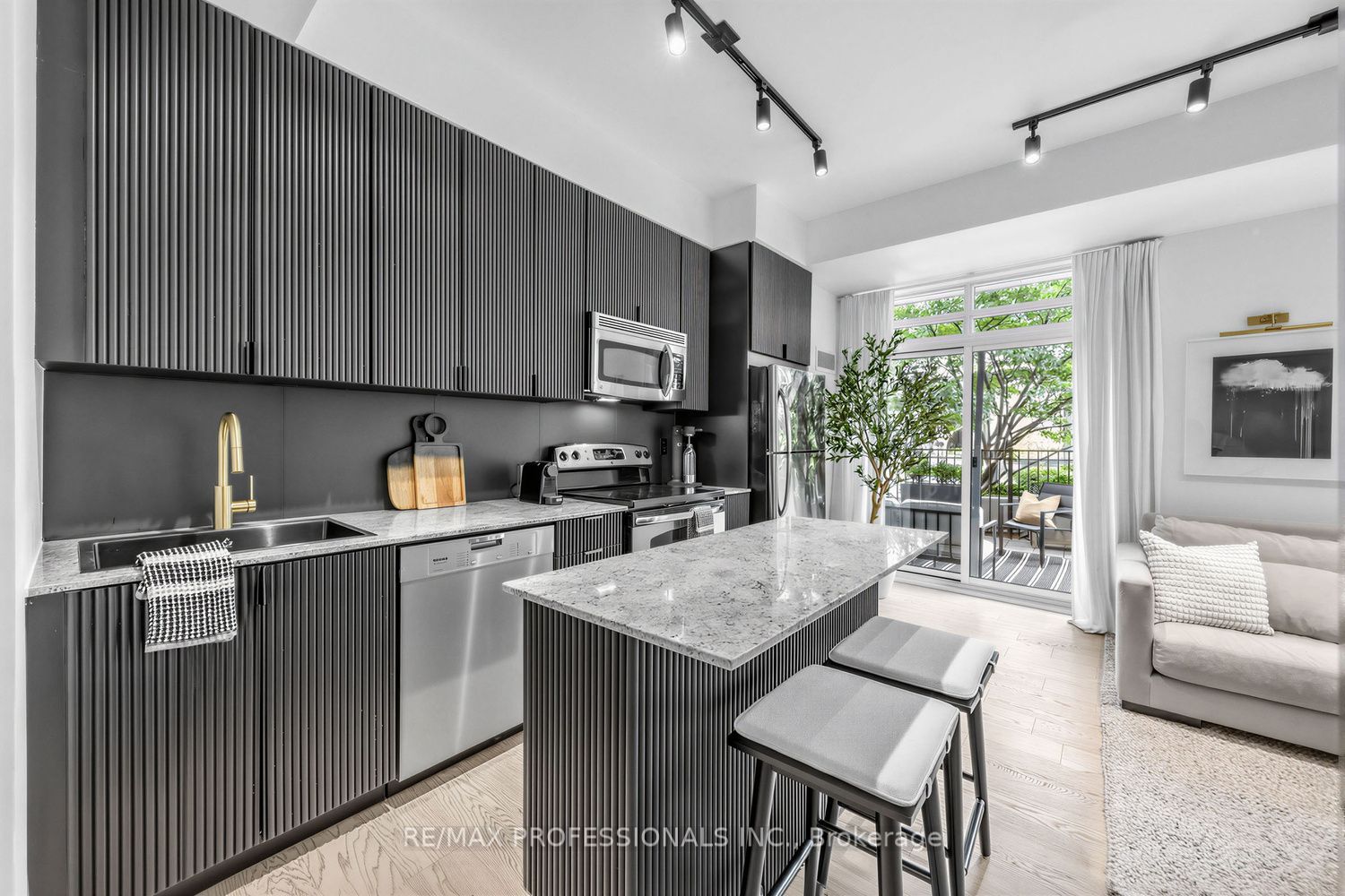 155 Legion Road N 402, Toronto, ON M8Y 0A7 photo 3