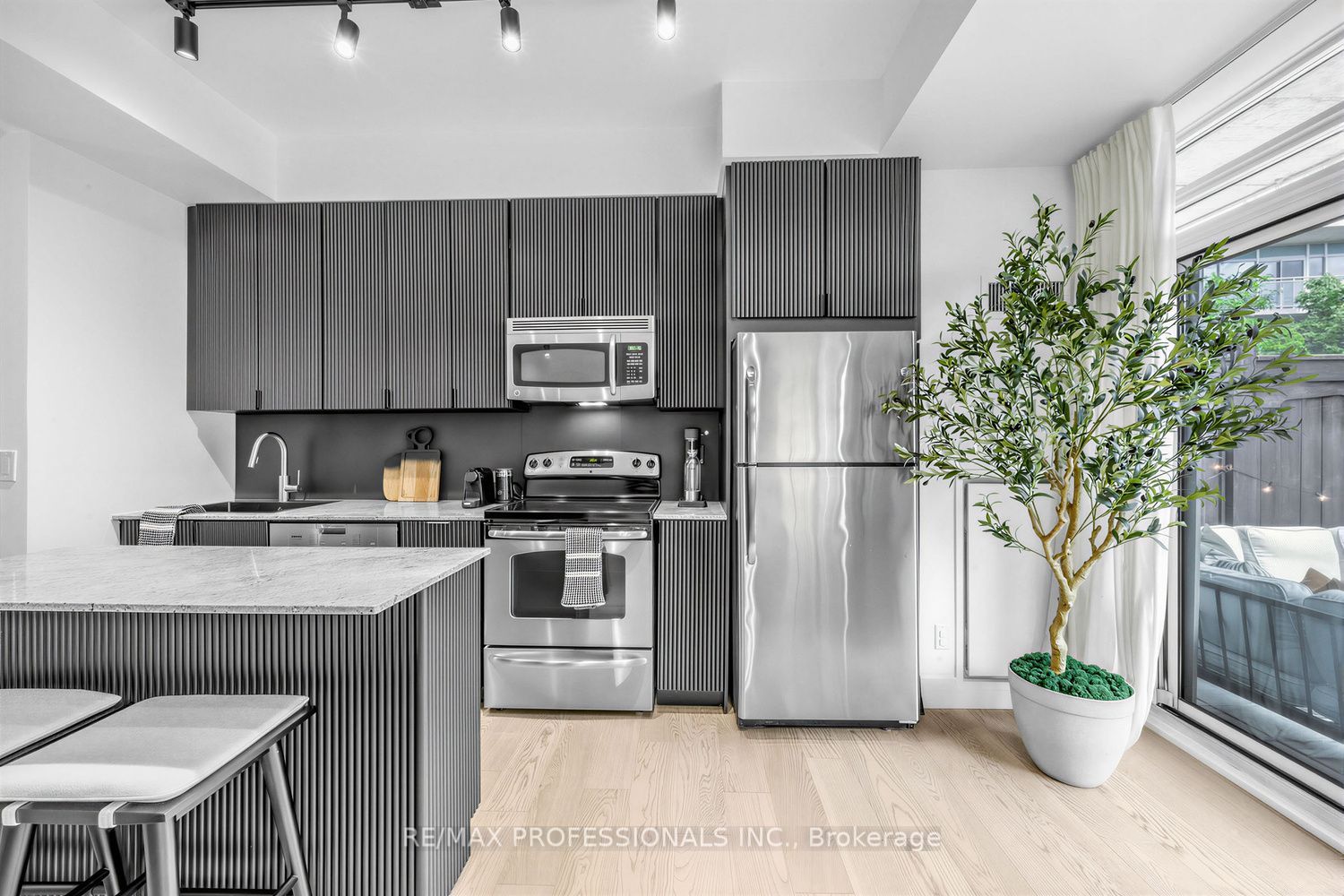 155 Legion Road N 402, Toronto, ON M8Y 0A7 photo 4