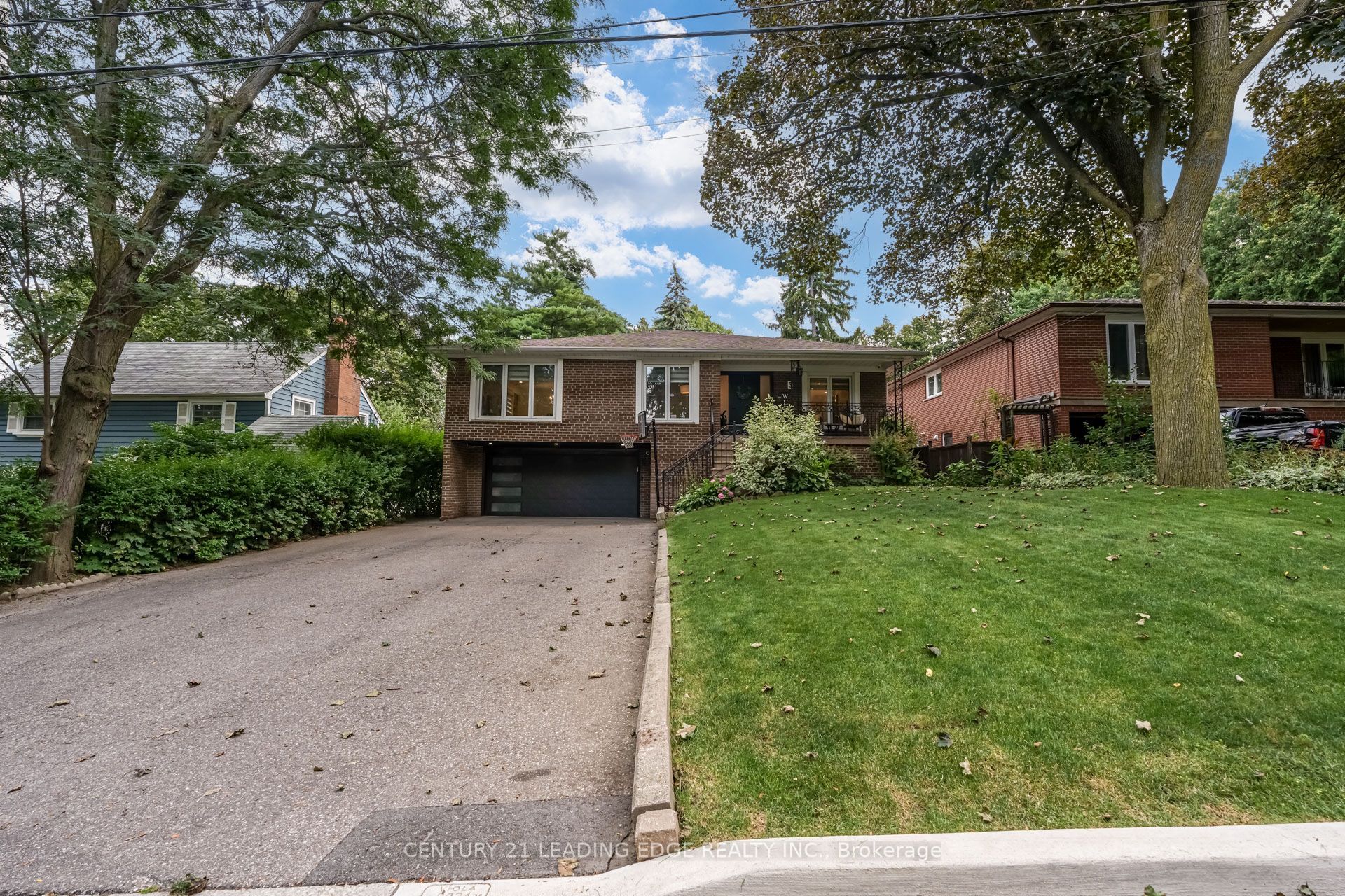 5 Mountbatten Road, Toronto, ON M9P 1Y8