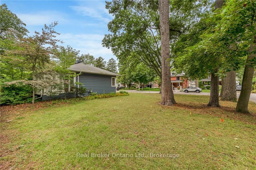 374 Spruce Street, Oakville, ON L6J 2H3 photo 3