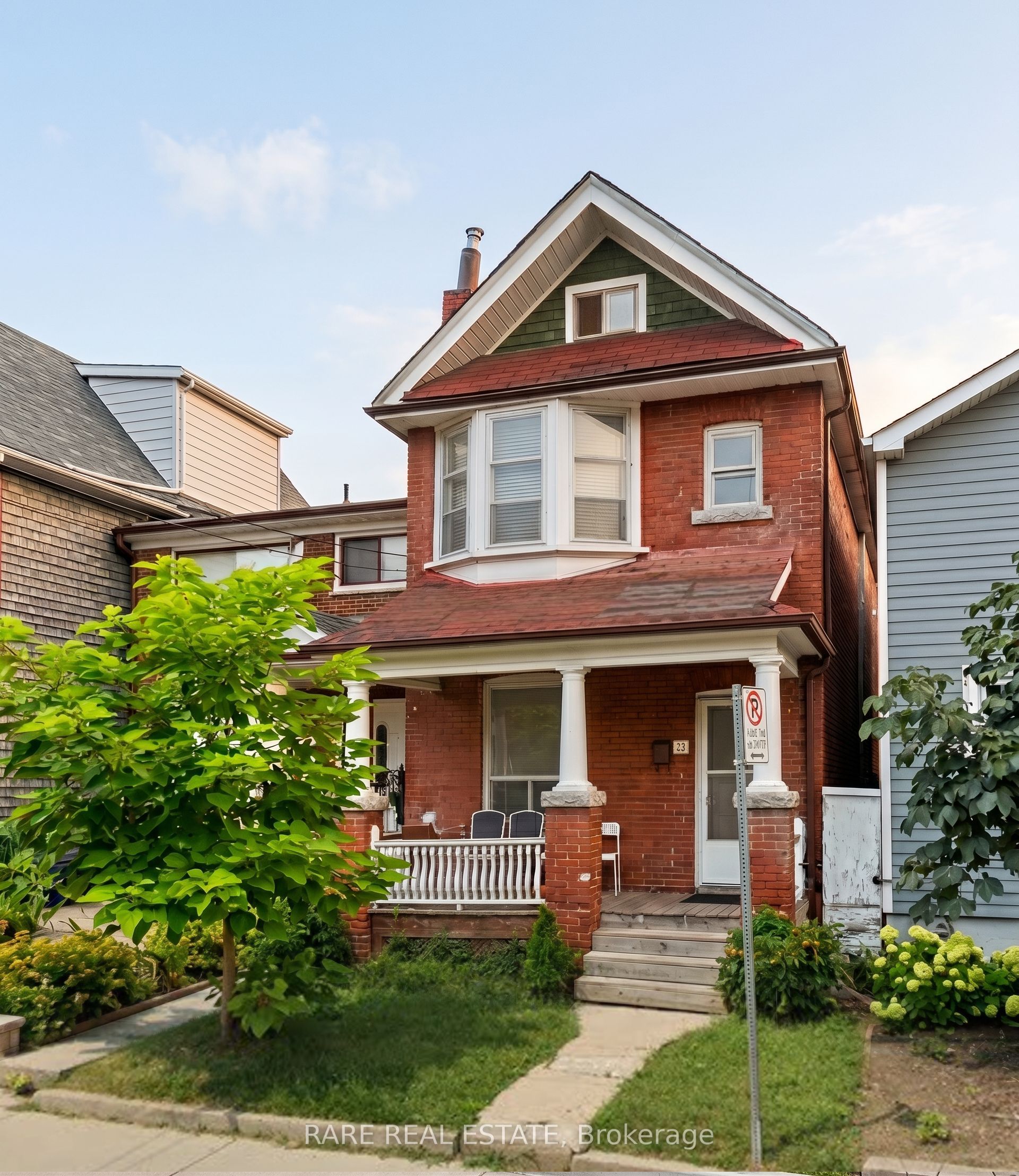 32 Garnet Avenue Upper, Toronto, ON M6G 1V5