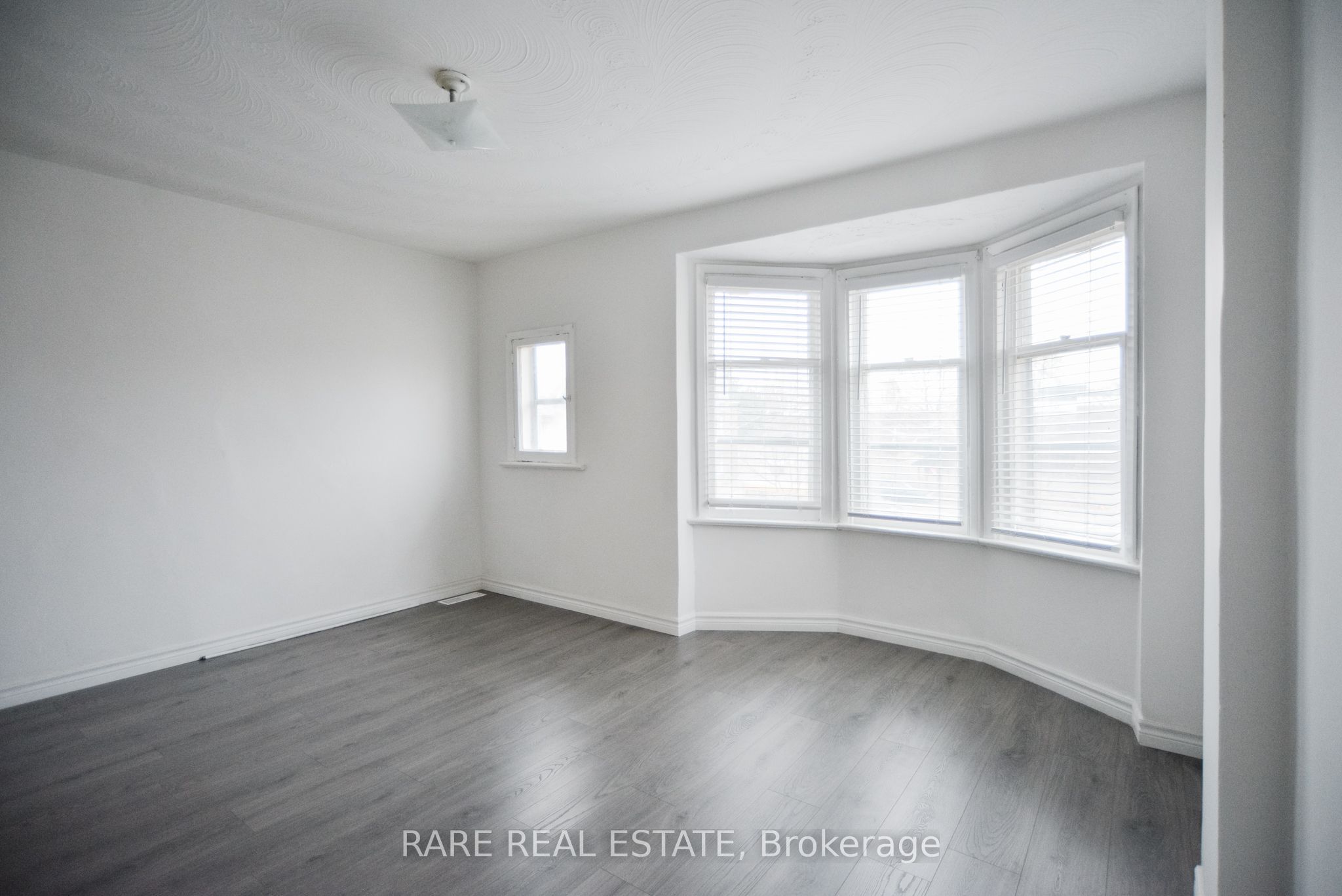 32 Garnet Avenue Upper, Toronto, ON M6G 1V5 photo 2