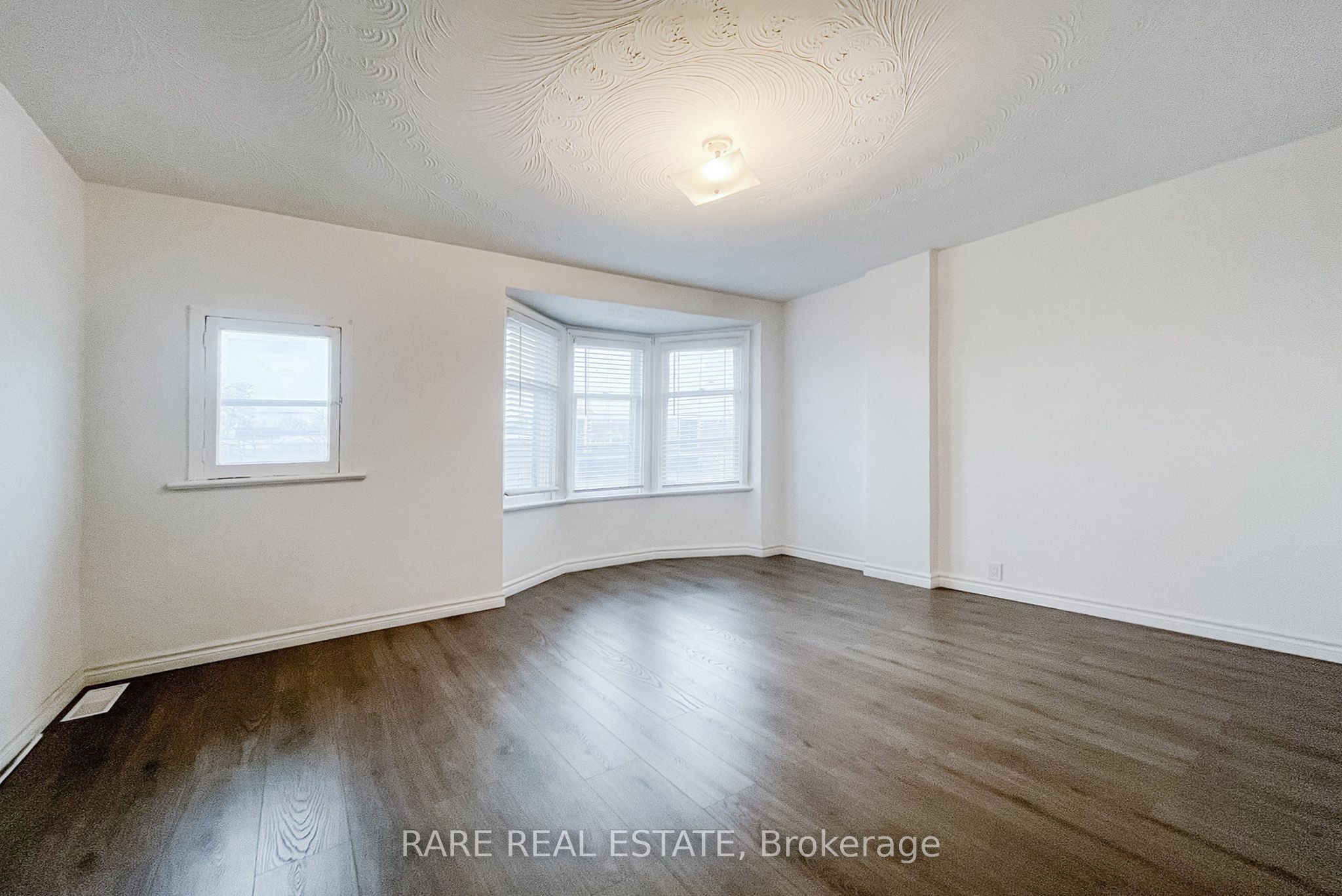 32 Garnet Avenue Upper, Toronto, ON M6G 1V5 photo 3