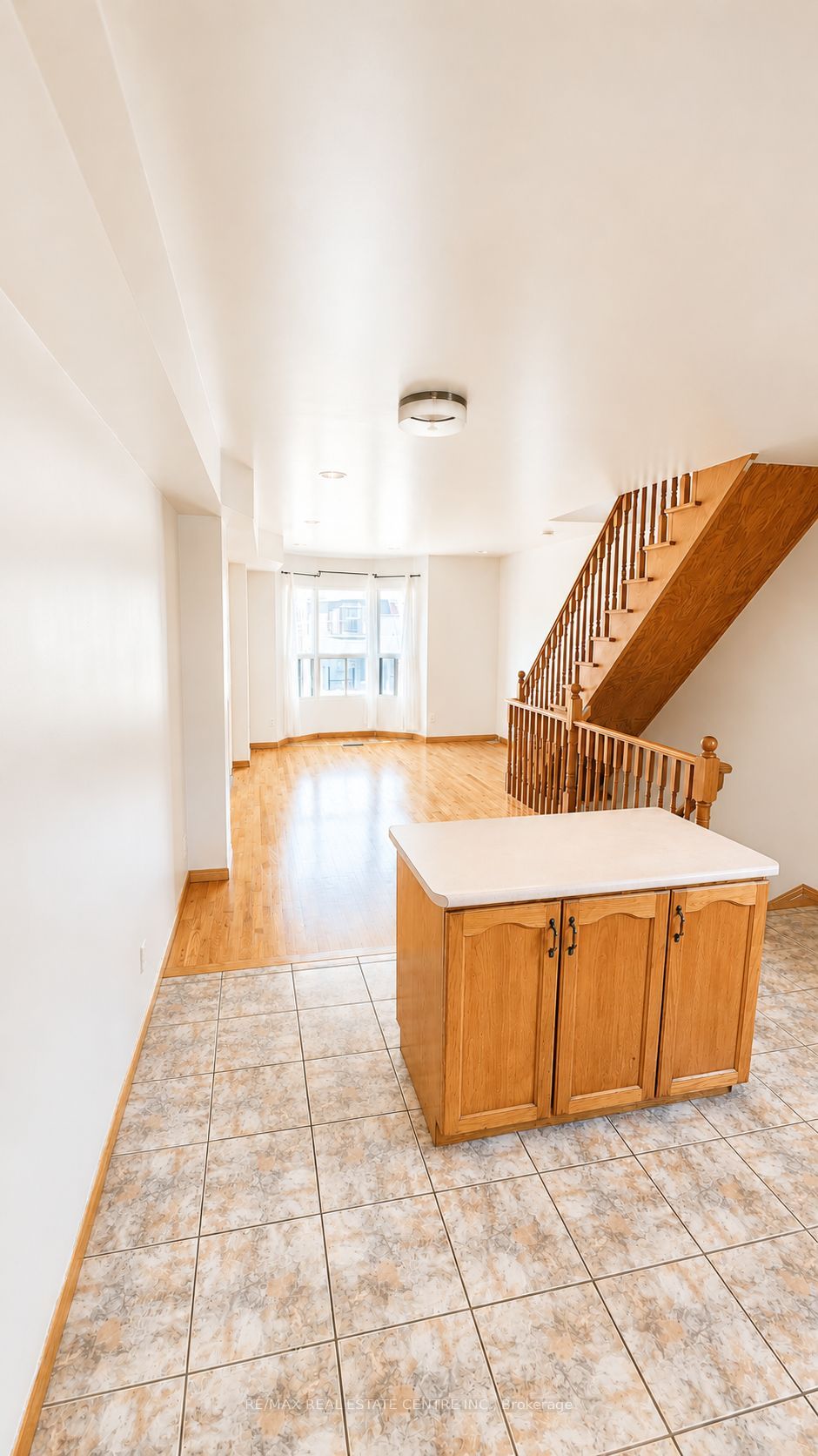 908 Ossington Avenue Upper, Toronto, ON M6G 3V1 photo 2