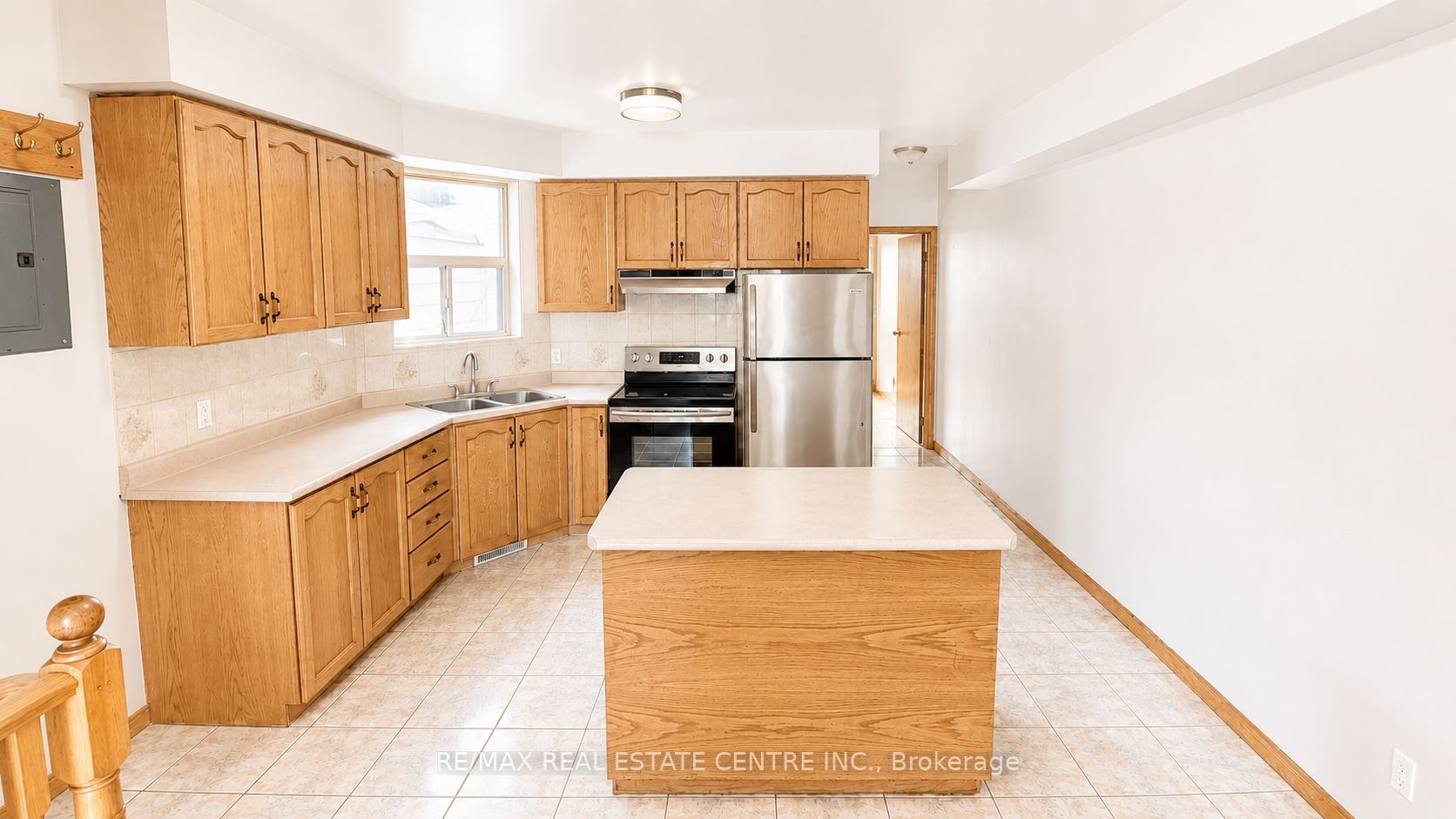 908 Ossington Avenue Upper, Toronto, ON M6G 3V1 photo 3